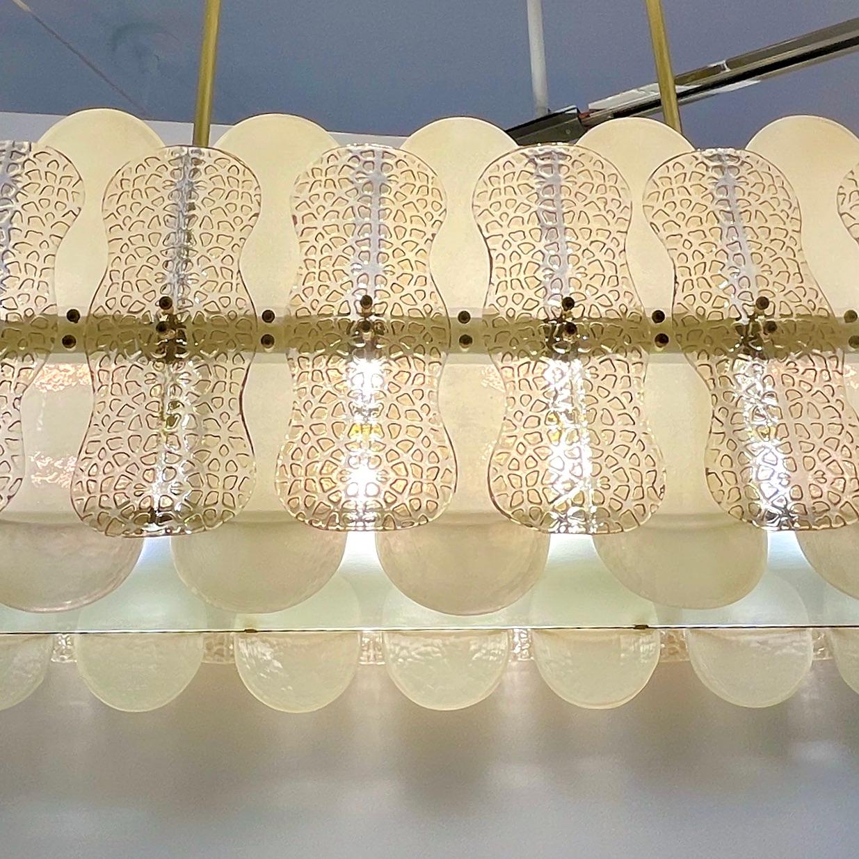 Araña Italiana de Cristal Crema Marfil Textura Dorada de Murano Ovalada de Latón Hecho a mano en venta