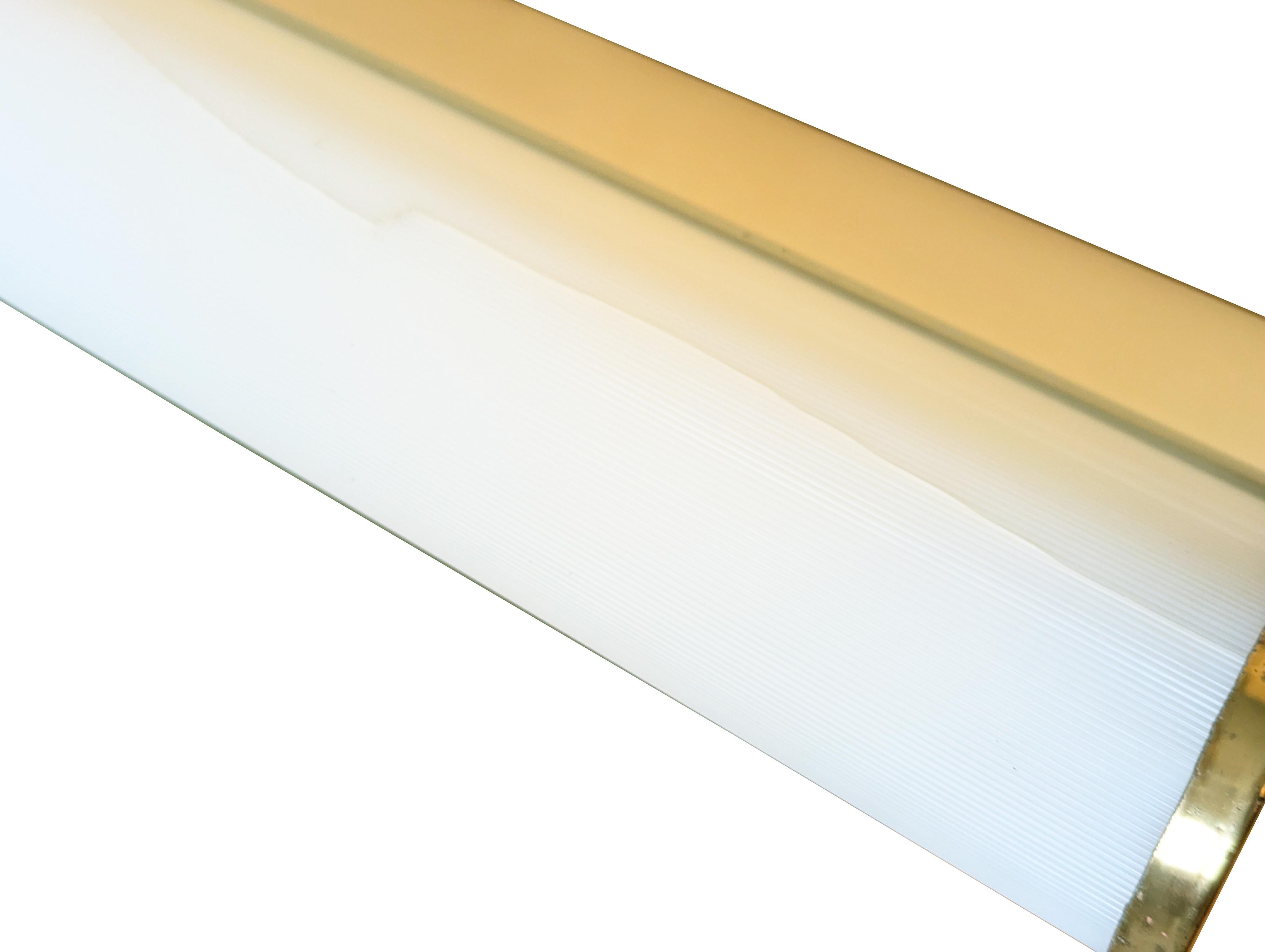 Lampada da parete/soffitto italiana di metà secolo in metallo color crema, plastica e ottone in vendita 2