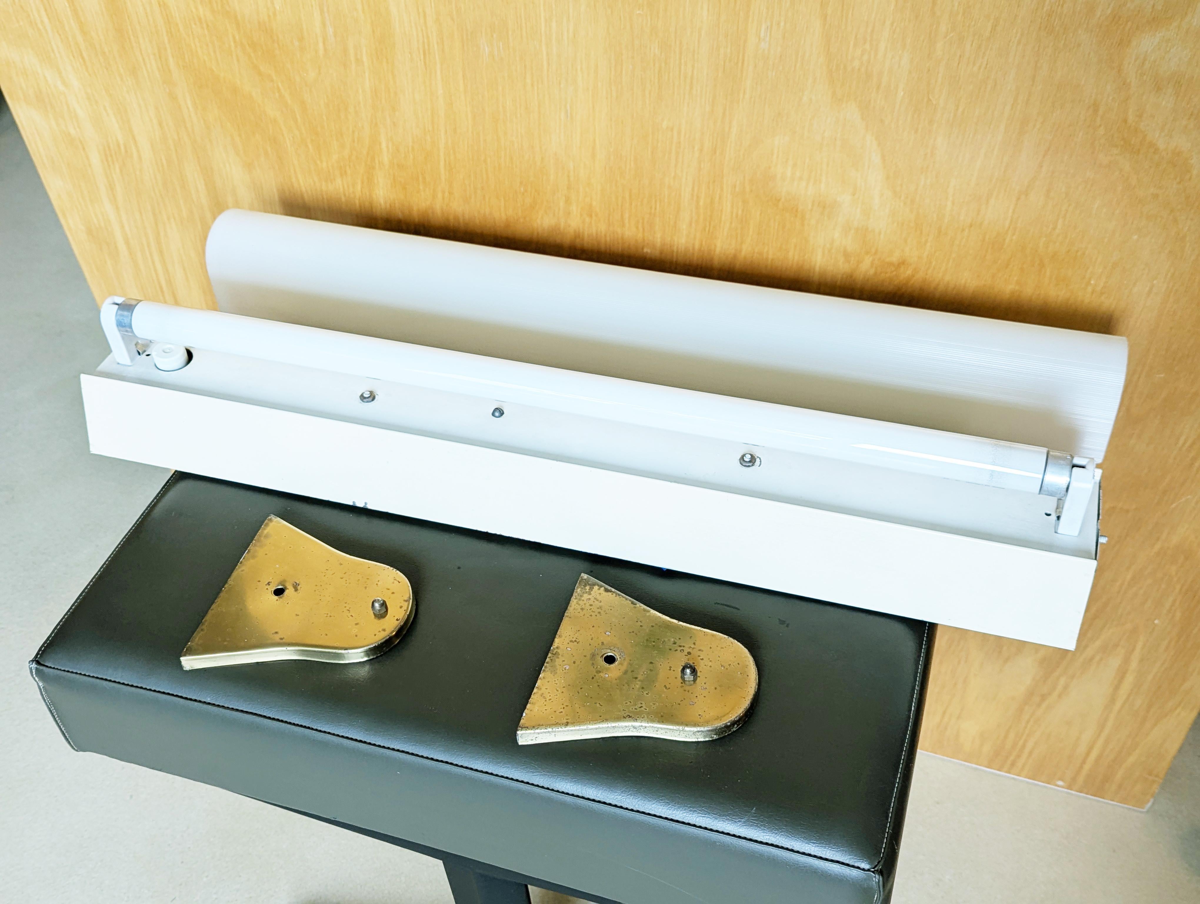 Lampada da parete/soffitto italiana di metà secolo in metallo color crema, plastica e ottone in vendita 3