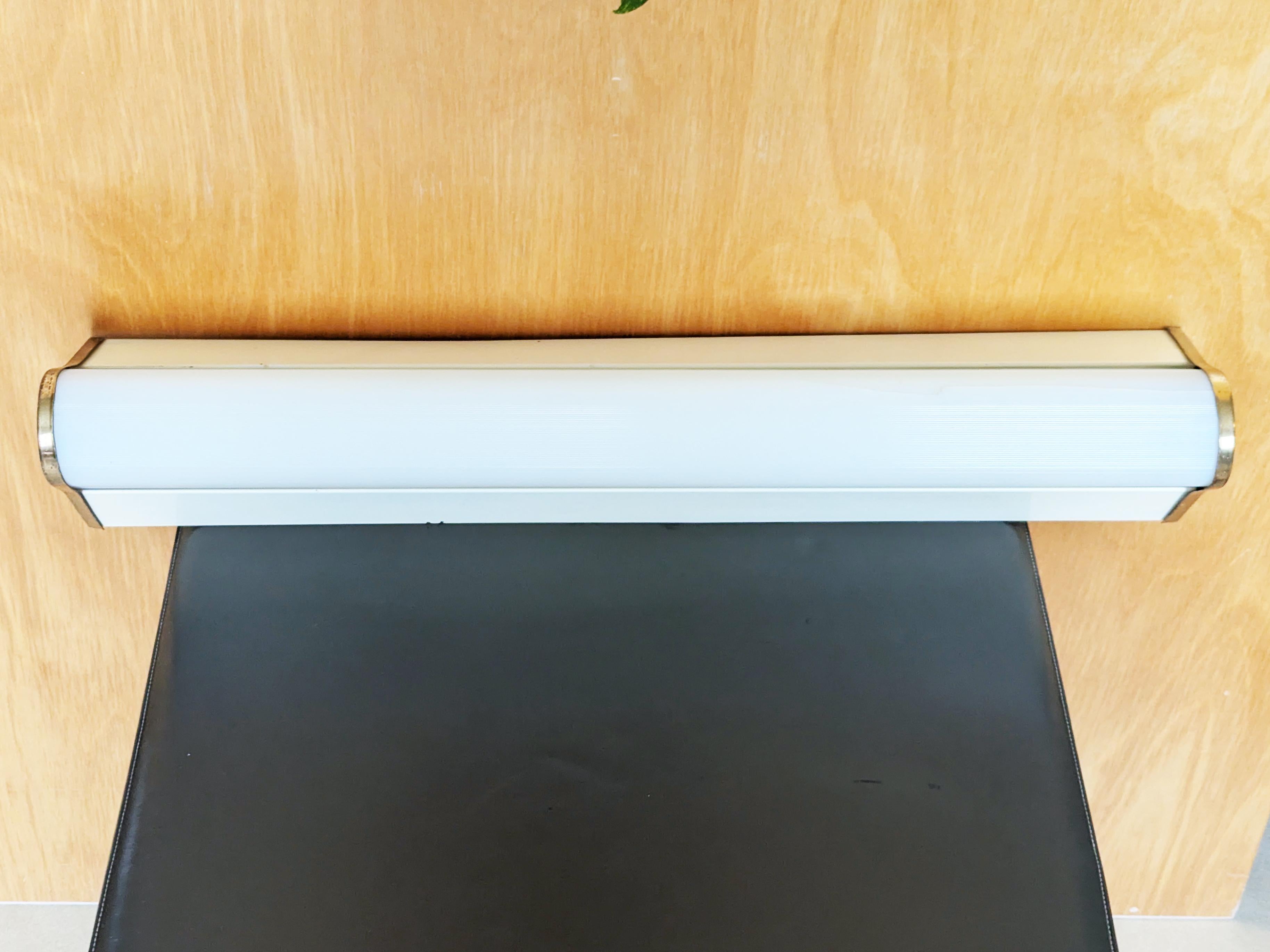 Lampada da parete/soffitto italiana di metà secolo in metallo color crema, plastica e ottone in vendita 4
