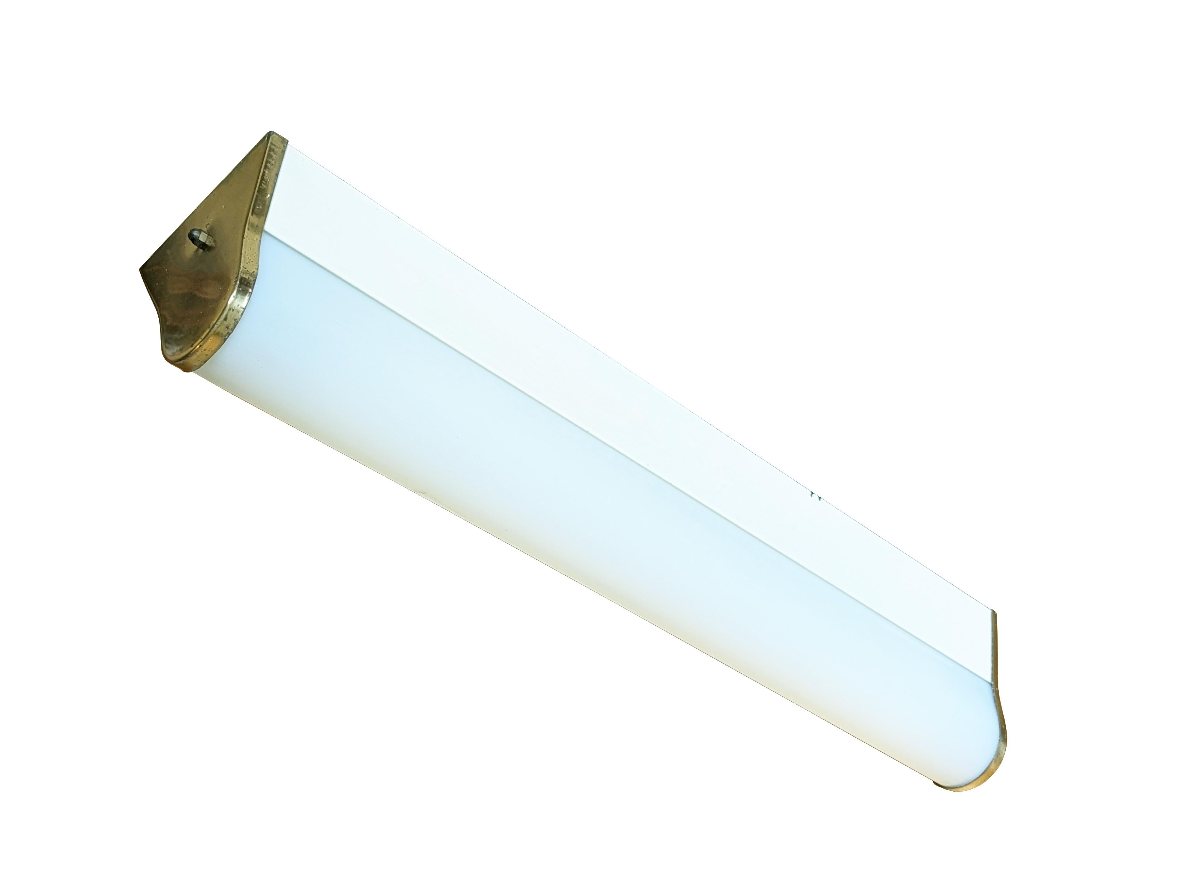 Mid-Century moderno Lampada da parete/soffitto italiana di metà secolo in metallo color crema, plastica e ottone in vendita