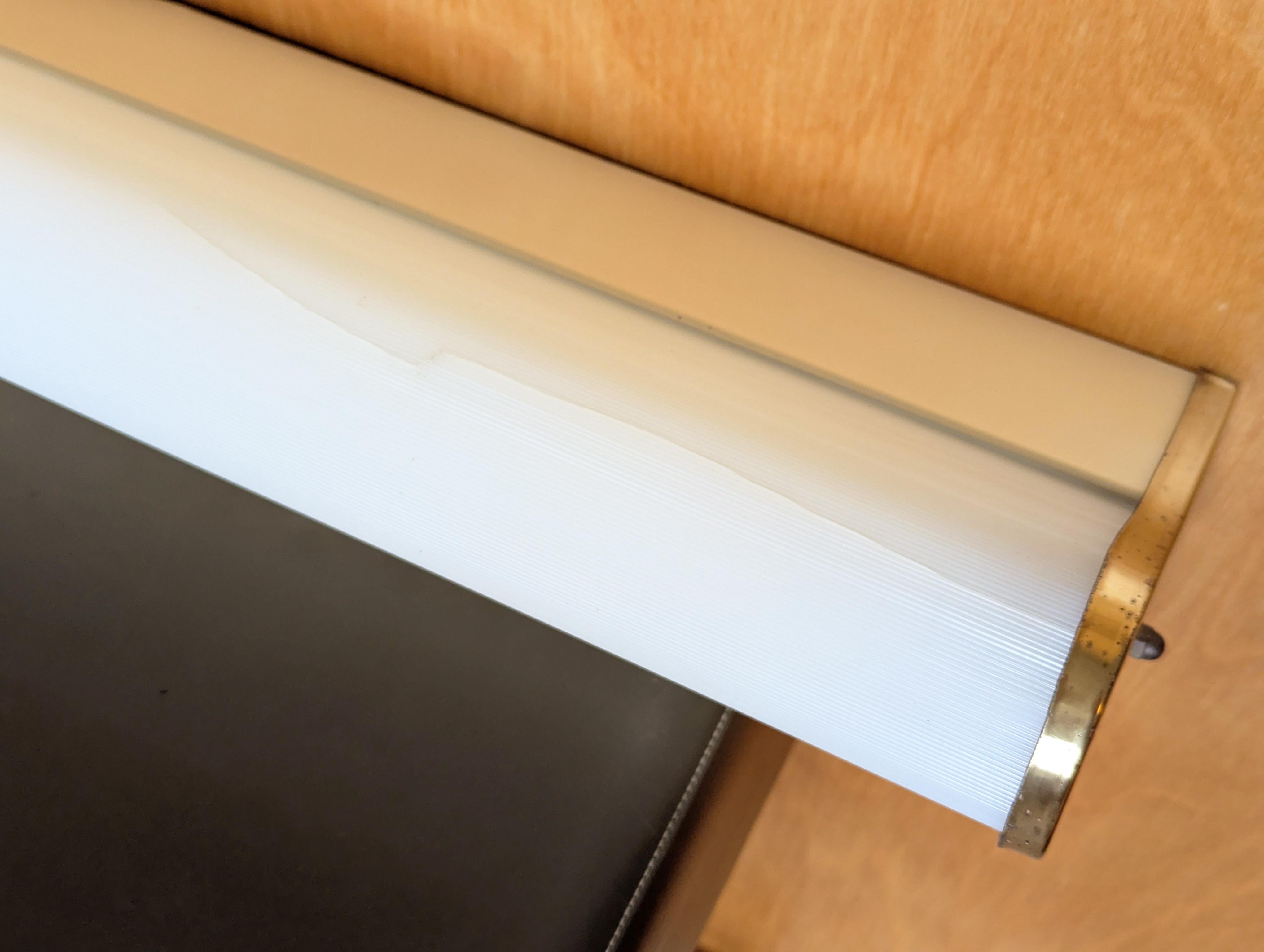 Italiano Lampada da parete/soffitto italiana di metà secolo in metallo color crema, plastica e ottone in vendita