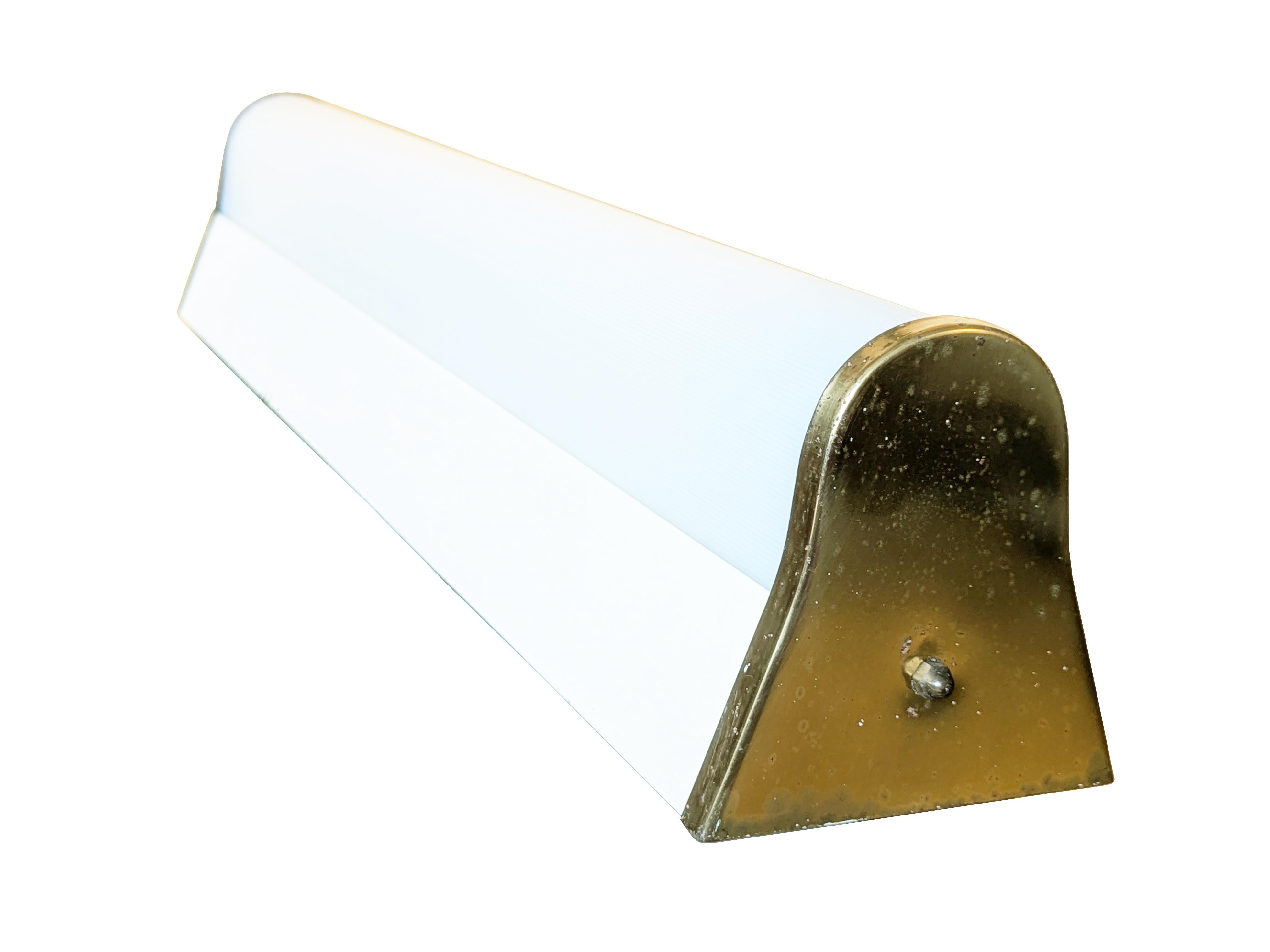 Dipinto Lampada da parete/soffitto italiana di metà secolo in metallo color crema, plastica e ottone in vendita