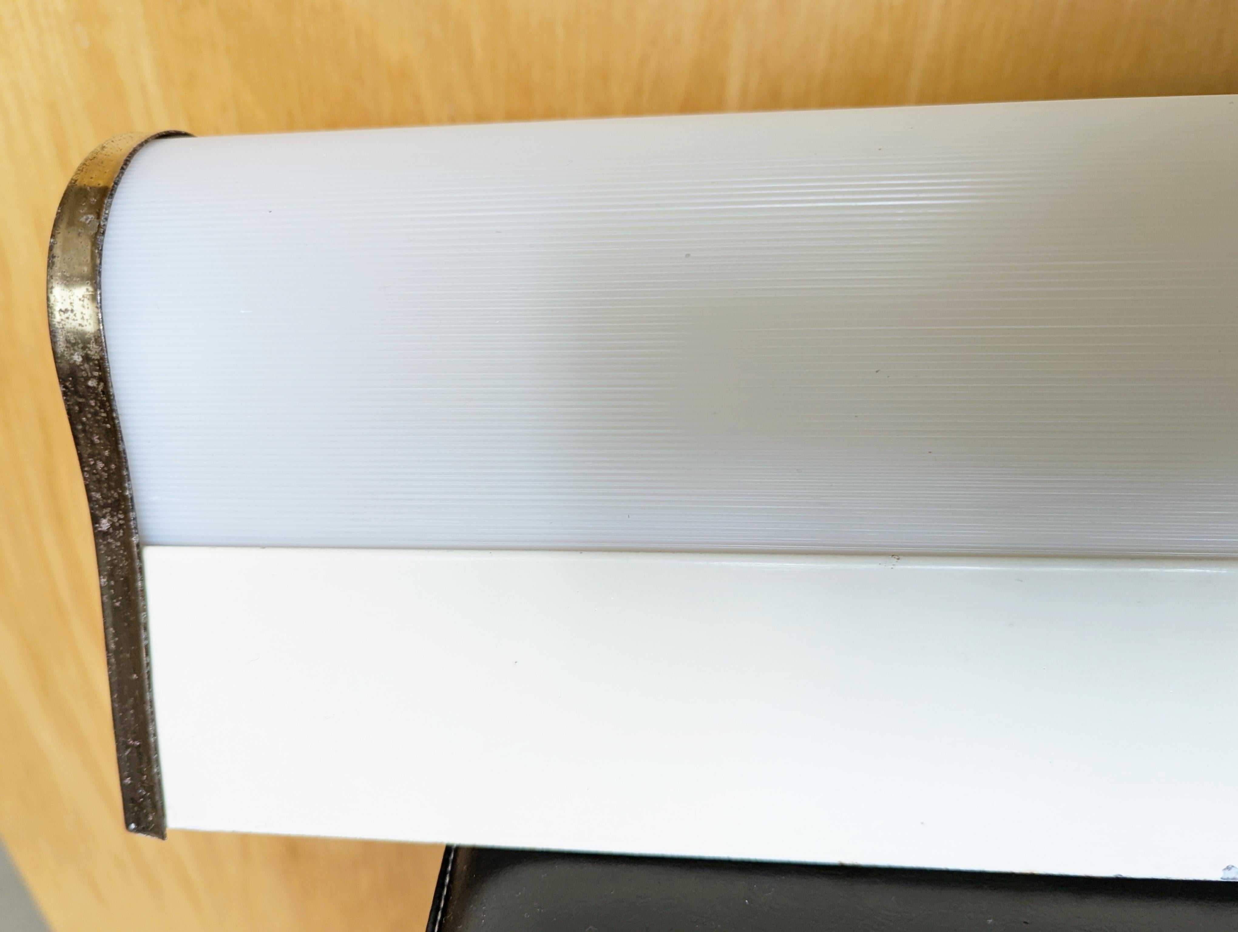 Lampada da parete/soffitto italiana di metà secolo in metallo color crema, plastica e ottone In condizioni discrete in vendita a Varese, Lombardia