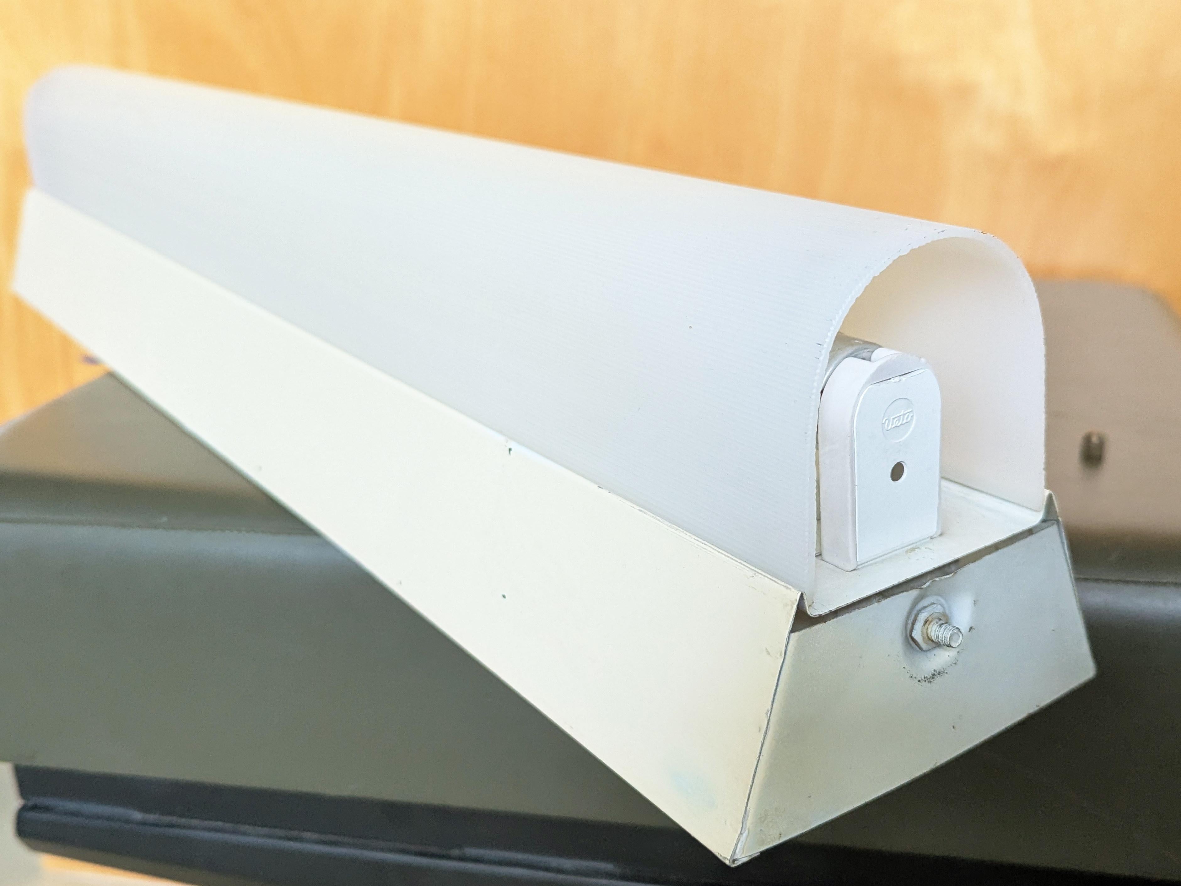 Ottone Lampada da parete/soffitto italiana di metà secolo in metallo color crema, plastica e ottone in vendita