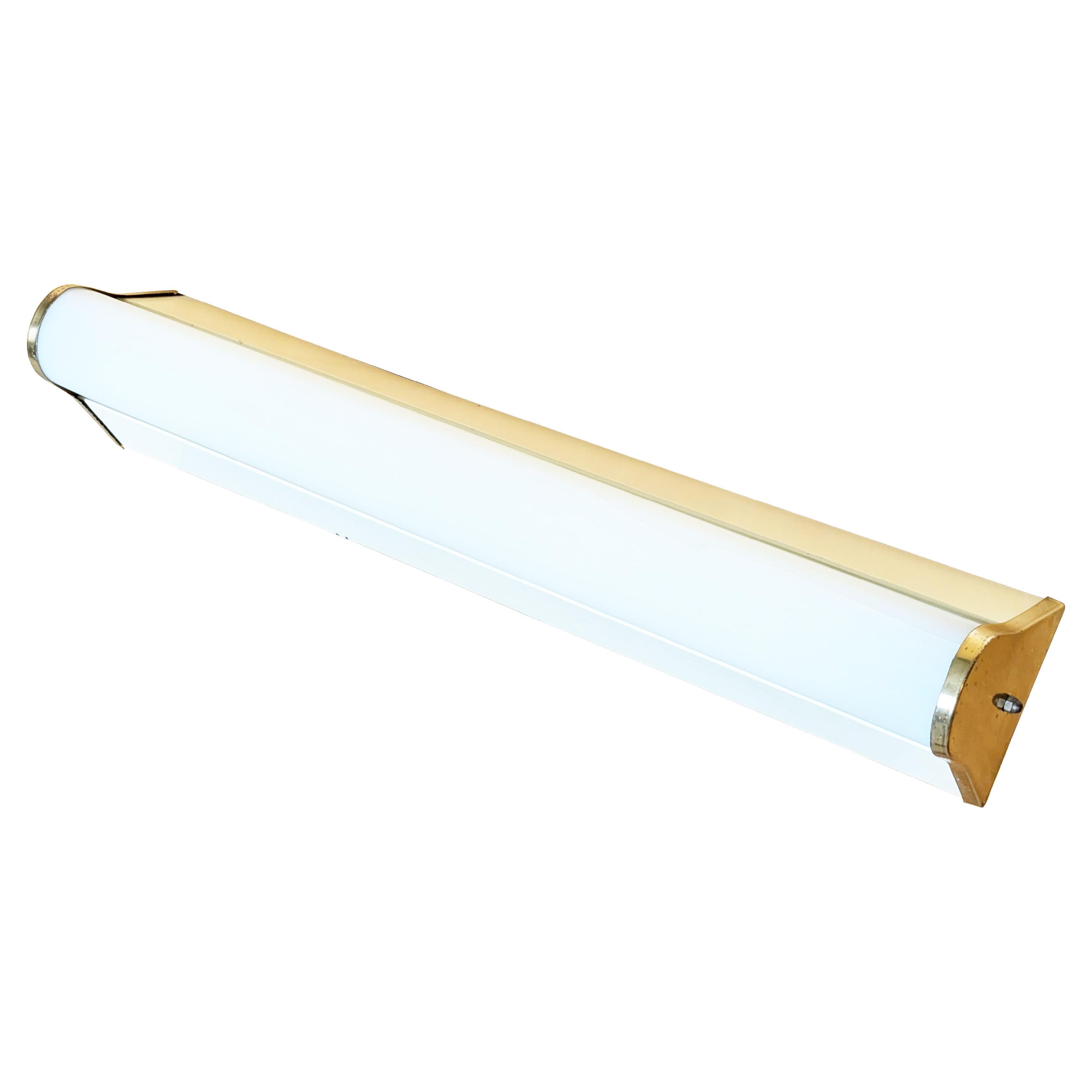 Lampada da parete/soffitto italiana di metà secolo in metallo color crema, plastica e ottone in vendita