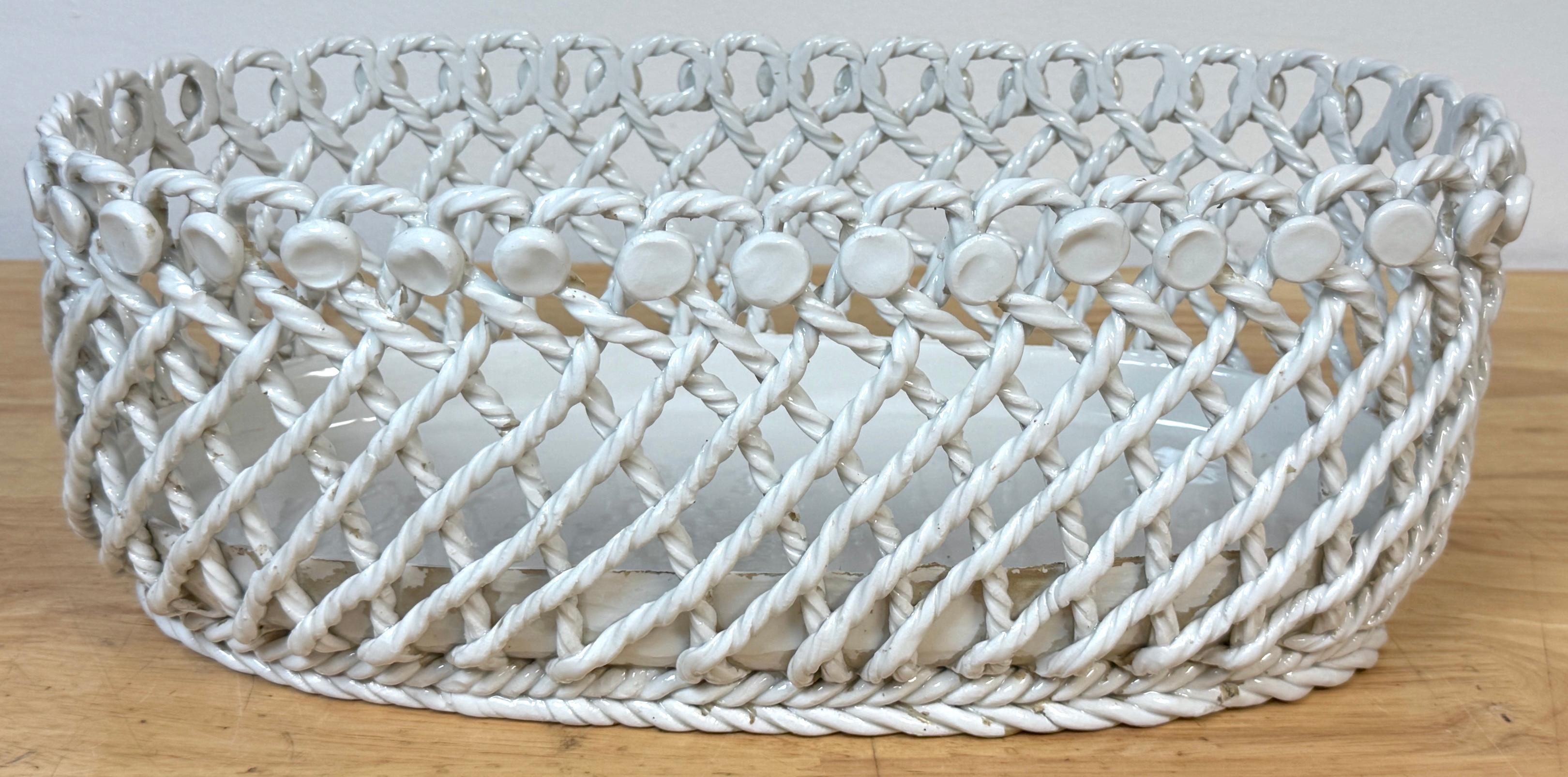 Cesto ovalado para centro de mesa de loza italiana (en blanco), mediados del siglo XX

Cesta ovalada italiana para centro de mesa, finamente elaborada a mano en cerámica blanca cremosa, de mediados del siglo XX o antes. Con unas medidas de 15″ de