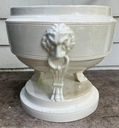 Cacharro de cerámica italiana con máscara de león