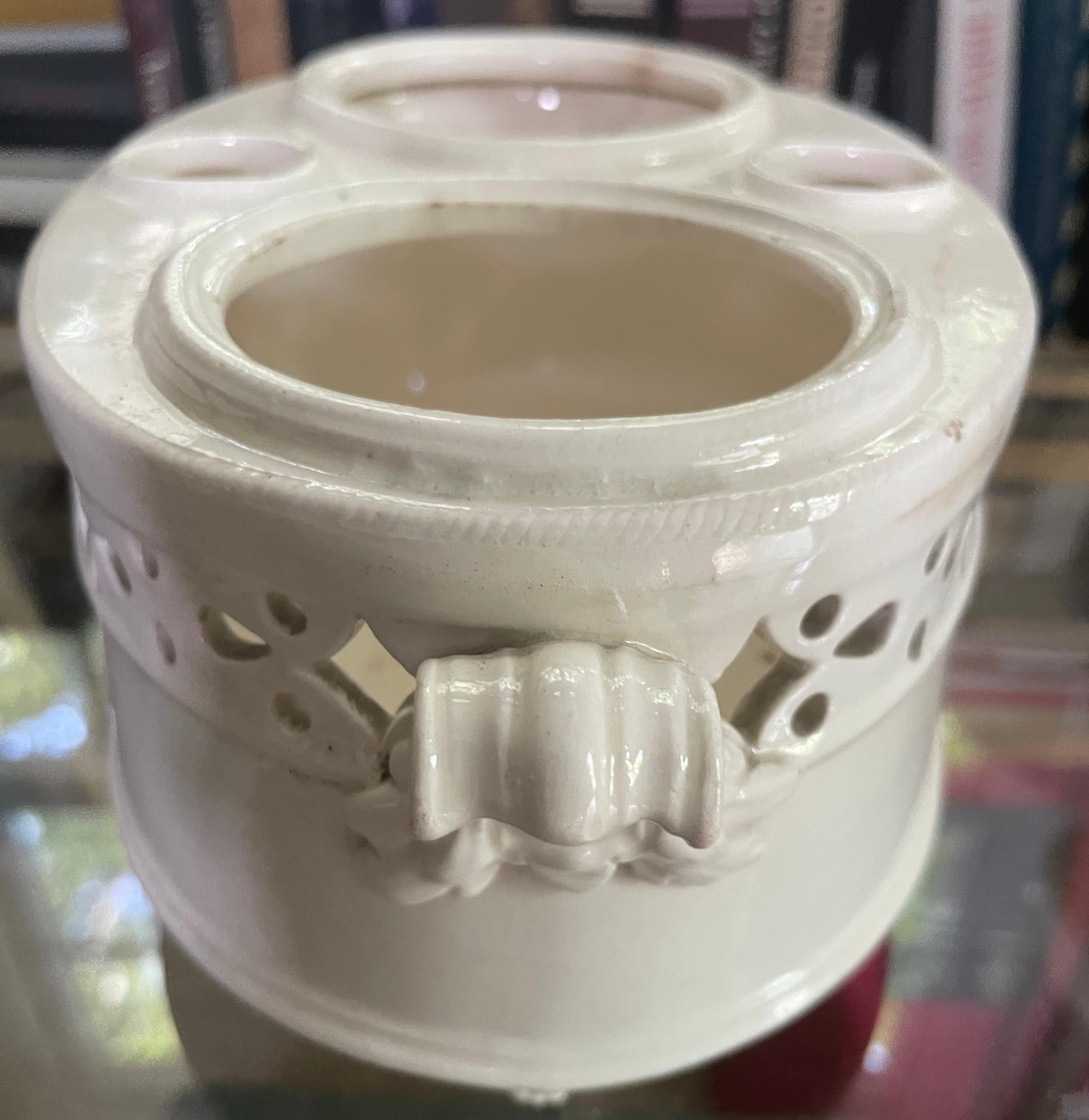 Italian Creamware Louis XVI Double Cachepot In Good Condition For Sale In New York, NY