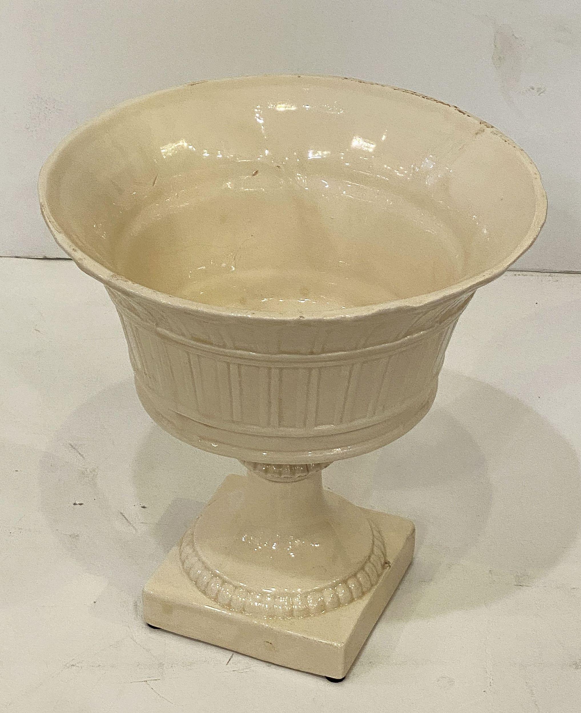 Cuenco de pedestal de cremería italiana con tapa de topiario de rosas en venta 3