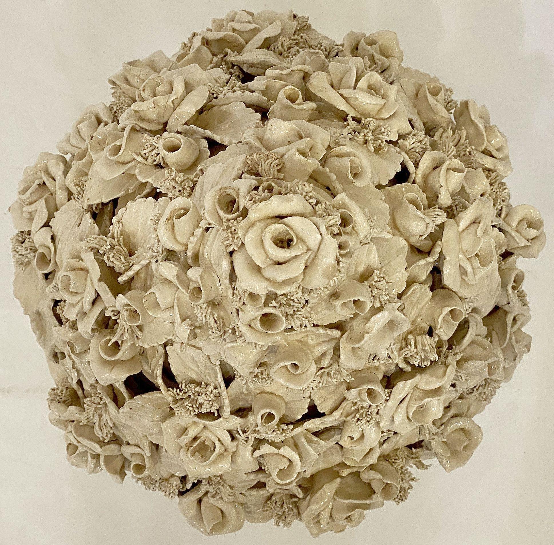 Cuenco de pedestal de cremería italiana con tapa de topiario de rosas en venta 4