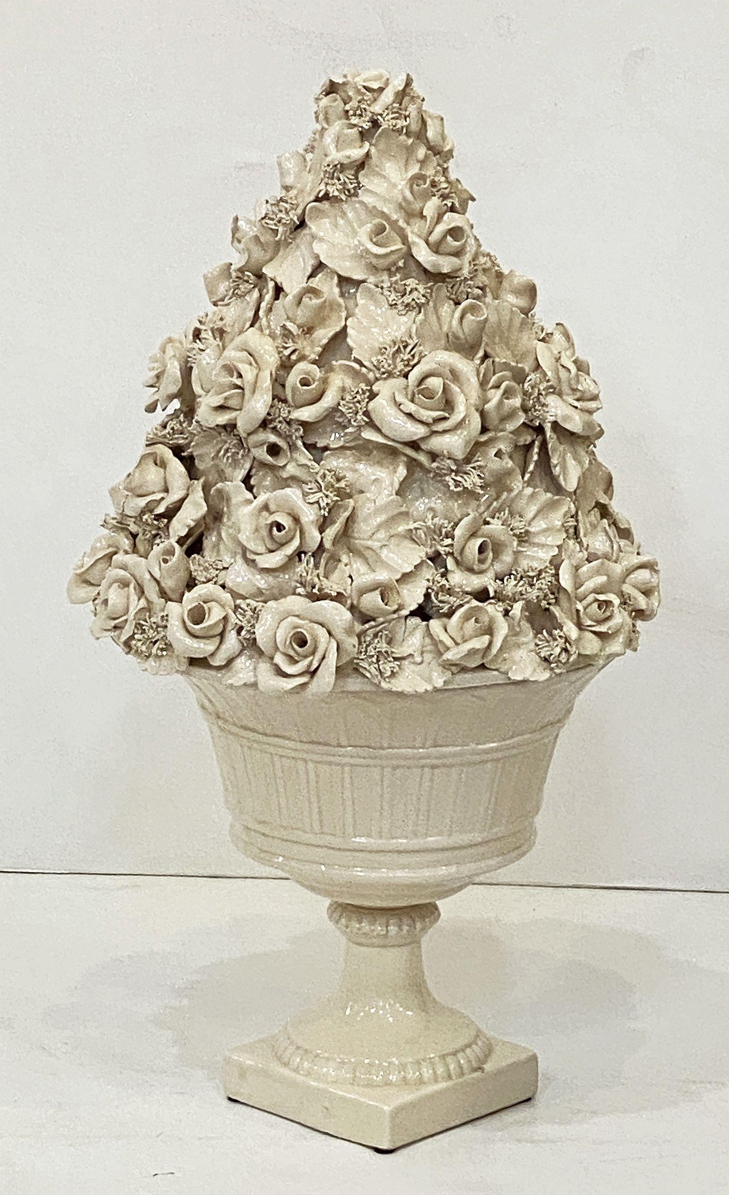 Cuenco de pedestal de cremería italiana con tapa de topiario de rosas Italiano en venta