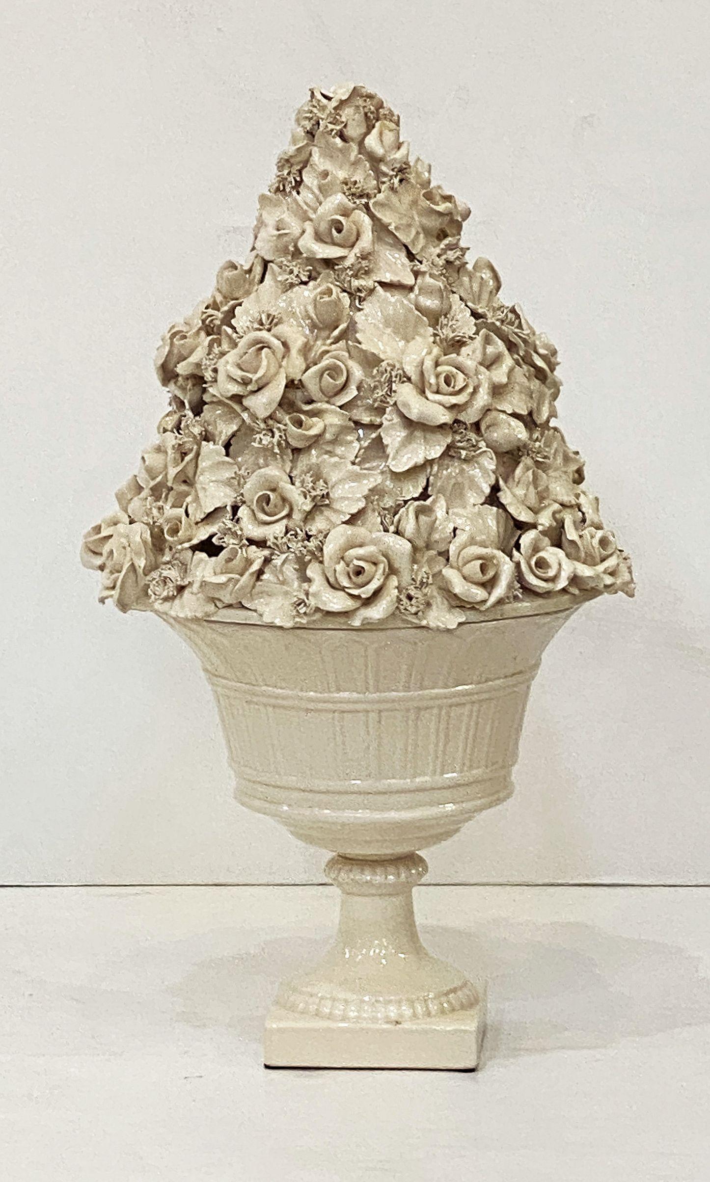 Cuenco de pedestal de cremería italiana con tapa de topiario de rosas Glaseado en venta