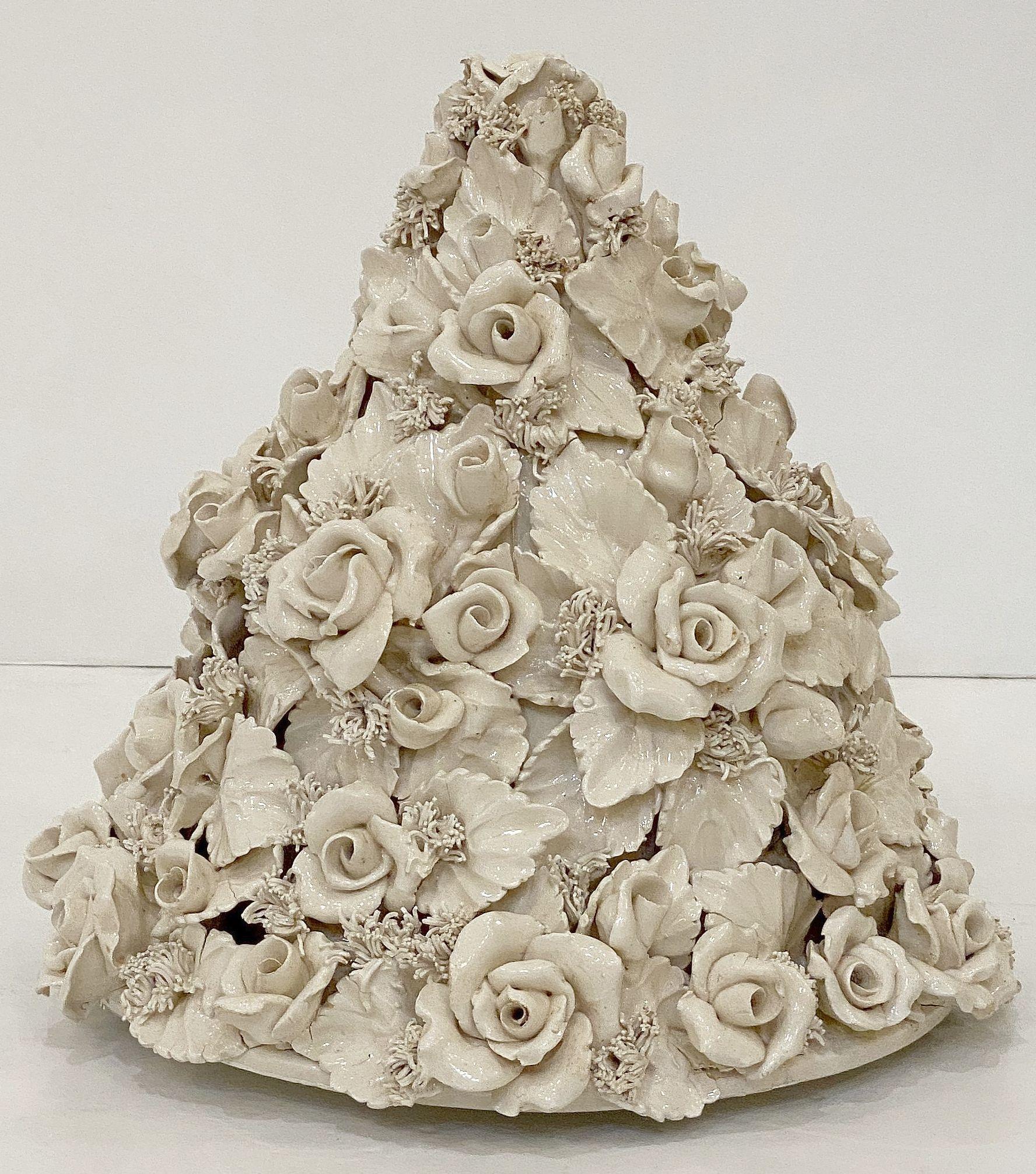 Cuenco de pedestal de cremería italiana con tapa de topiario de rosas Cerámico en venta