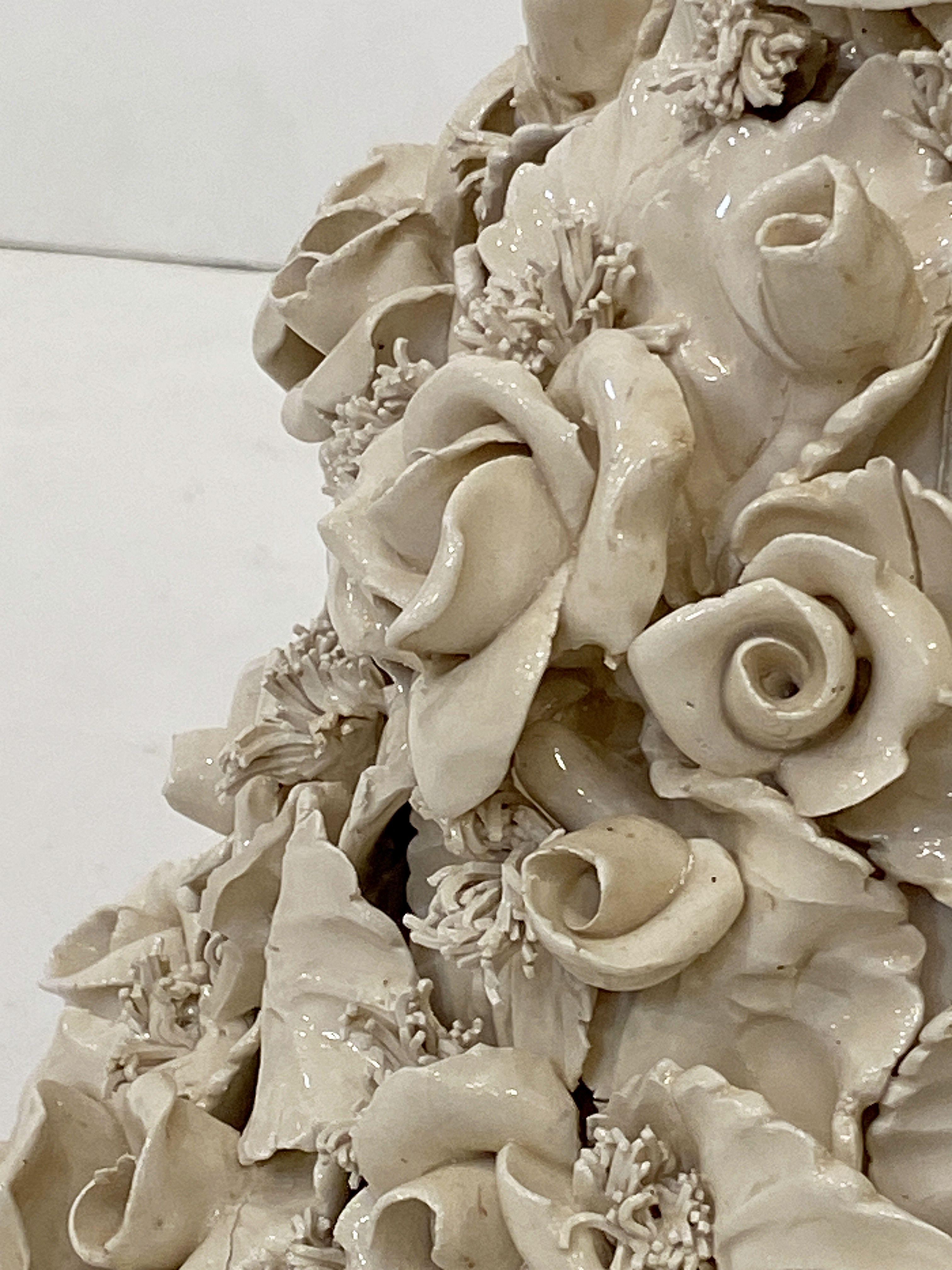 Cuenco de pedestal de cremería italiana con tapa de topiario de rosas en venta 1