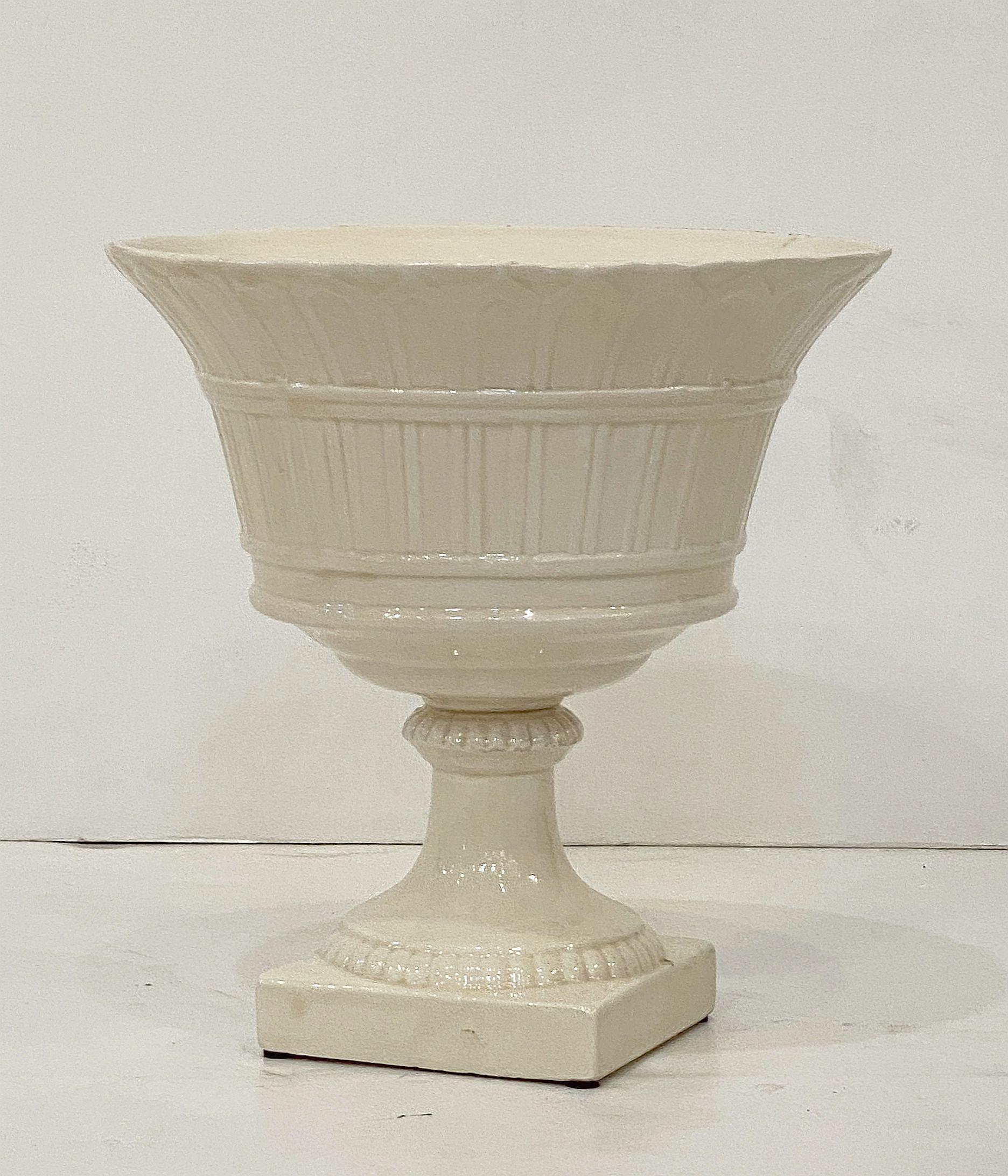 Cuenco de pedestal de cremería italiana con tapa de topiario de rosas en venta 2