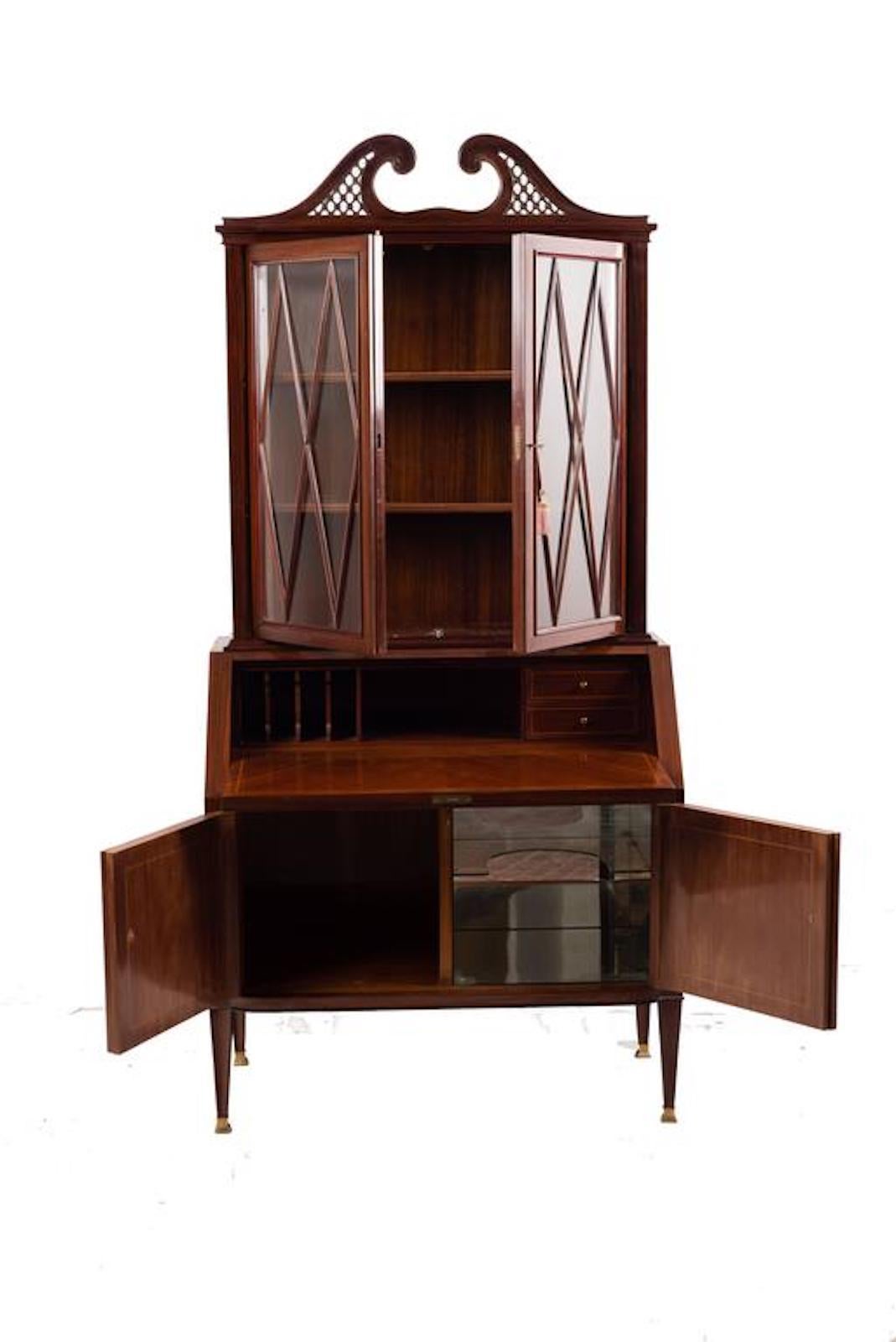 Raffinata credenza italiana attribuita a Paolo Buffa, anni '50.
  
