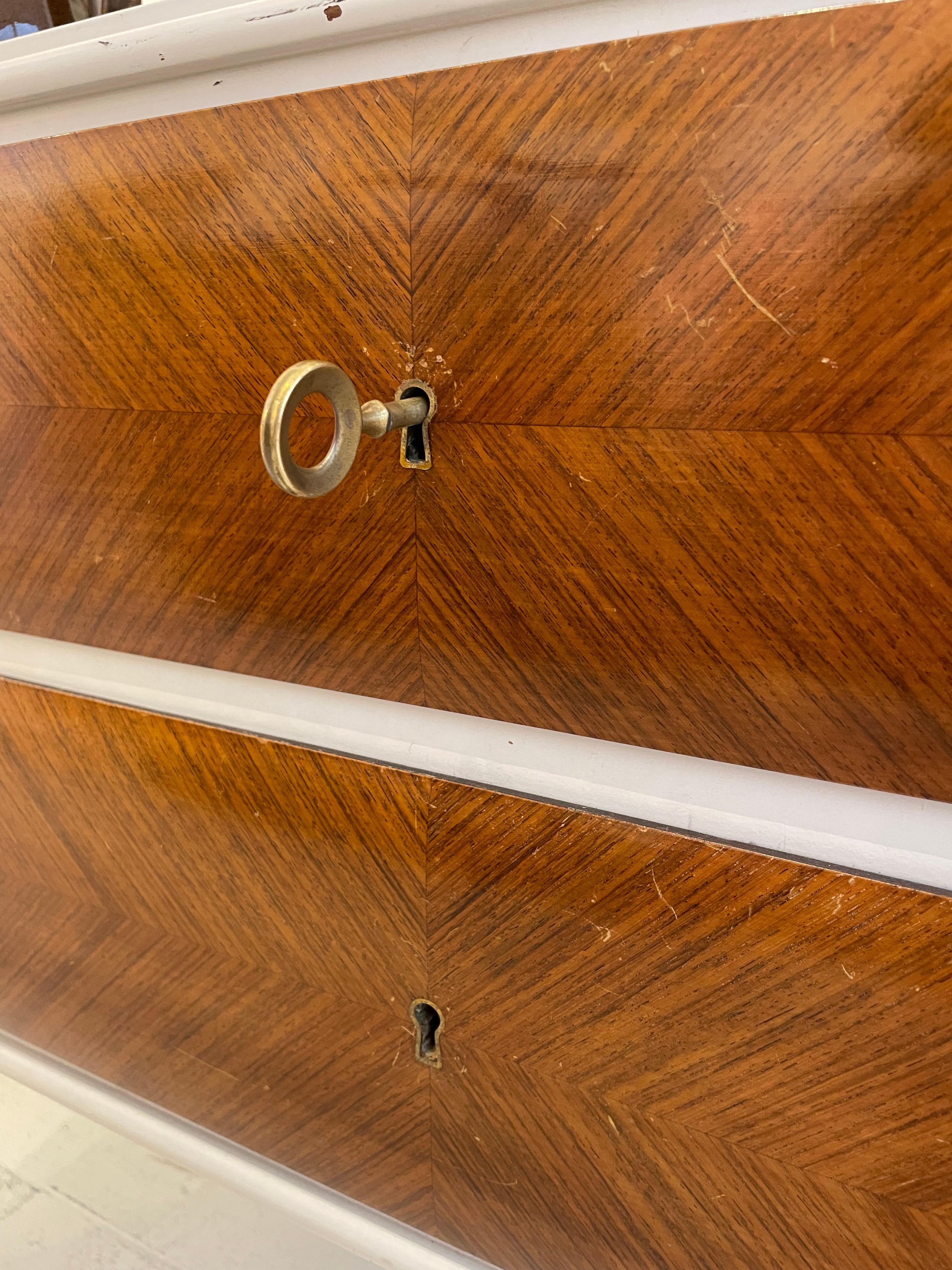 1950s  Italian credenza sideboard with inlaid glass top For Sale 4