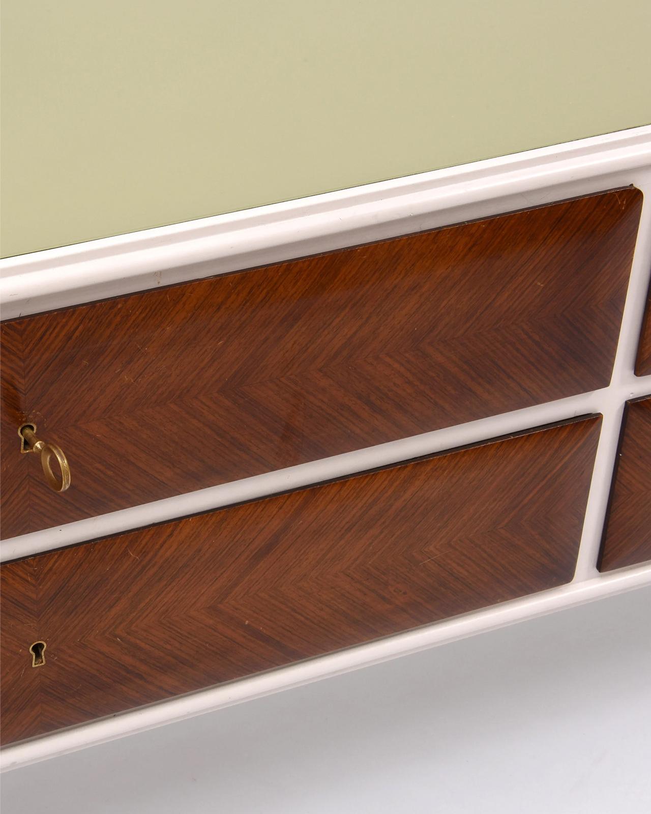 Mid-century design Italian credenza, circa 1950s. 

Lacquered white wooden cabinet with four wooden drawers and inlaid glass top.