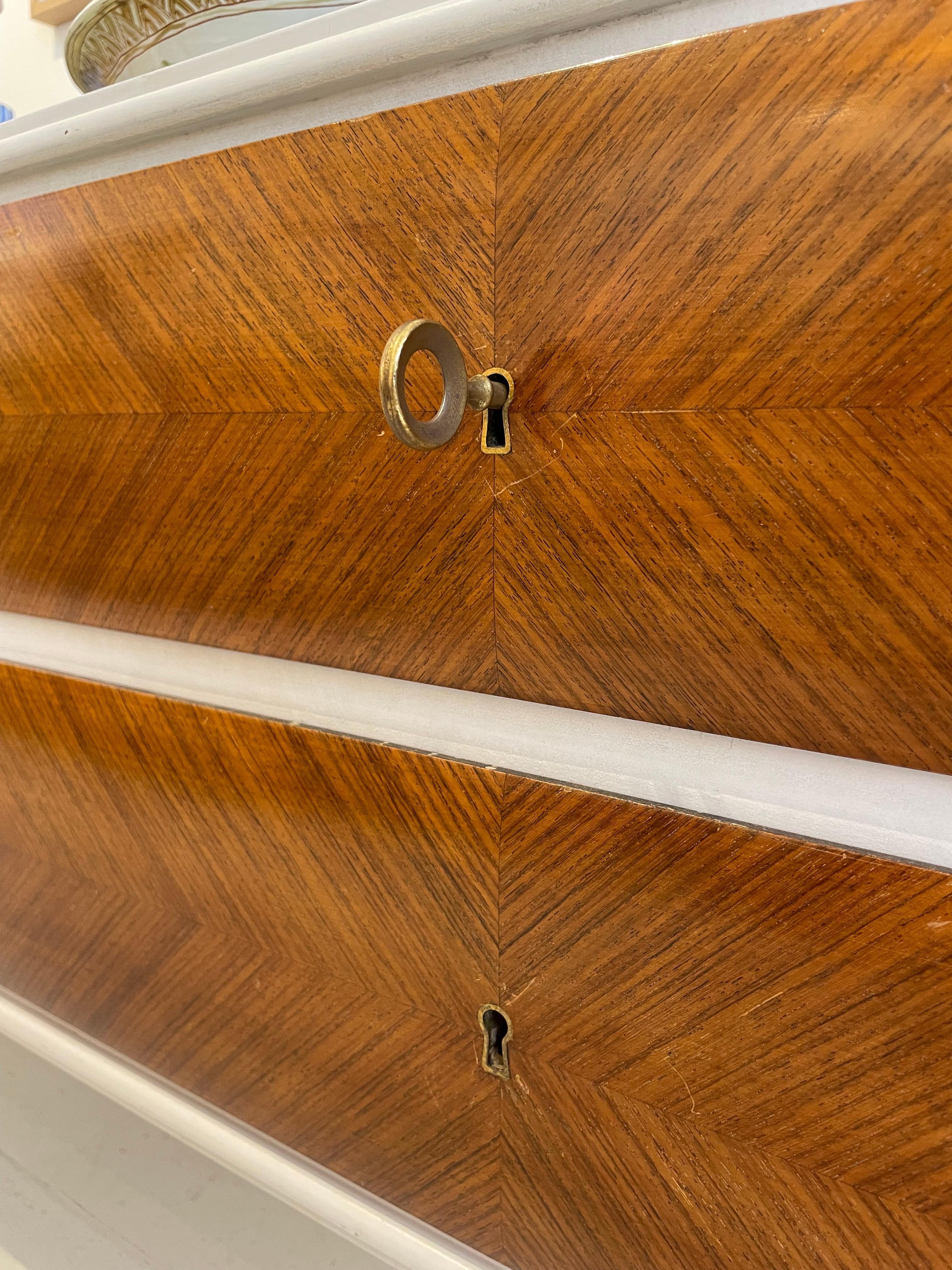 1950s  Italian credenza sideboard with inlaid glass top In Good Condition For Sale In London, GB