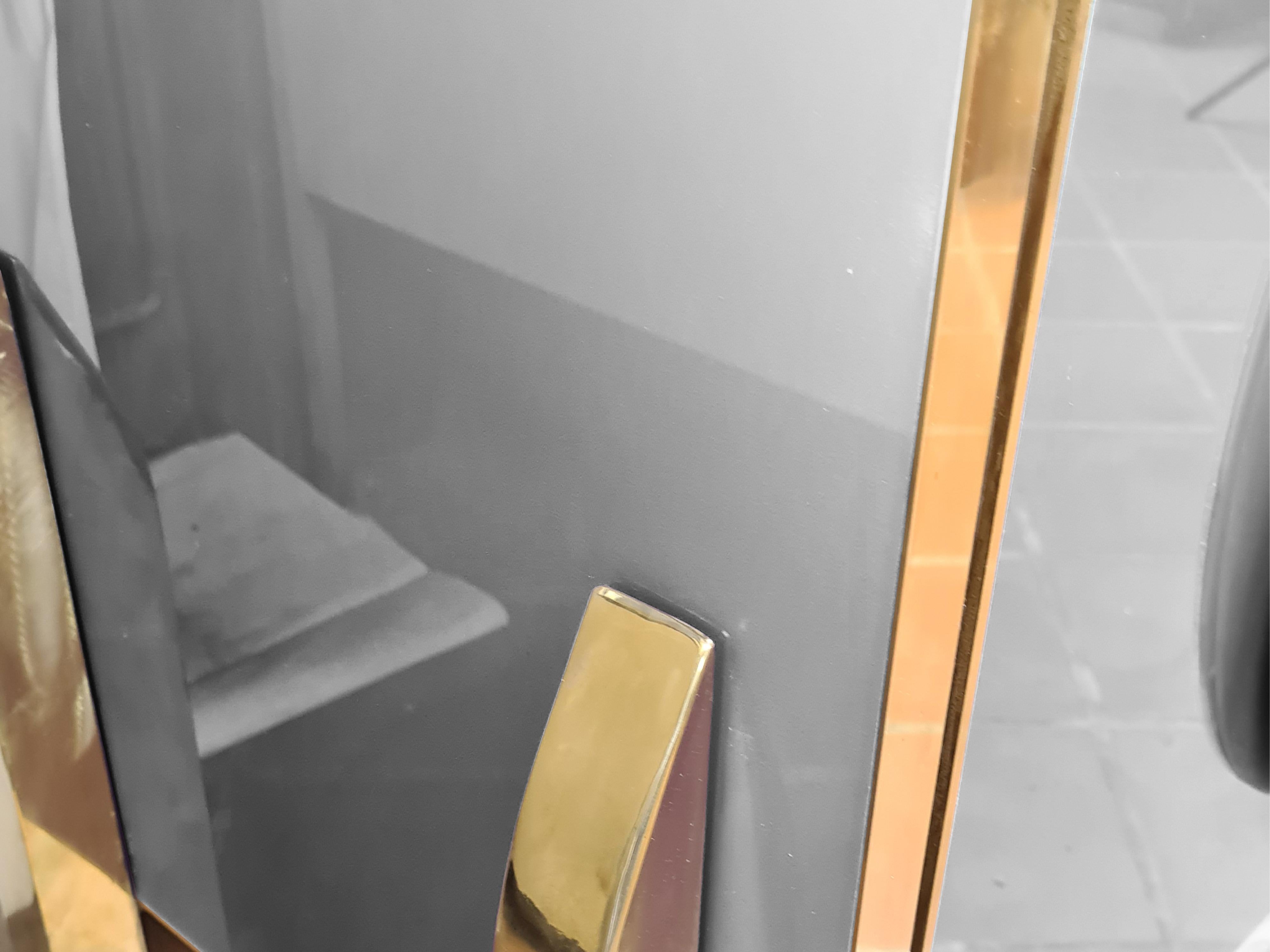 Italian Credenza with Gray Colour Murano Glass, Brass Handles & Birch Structure In condizioni deteriorate in vendita a Guazzora, IT