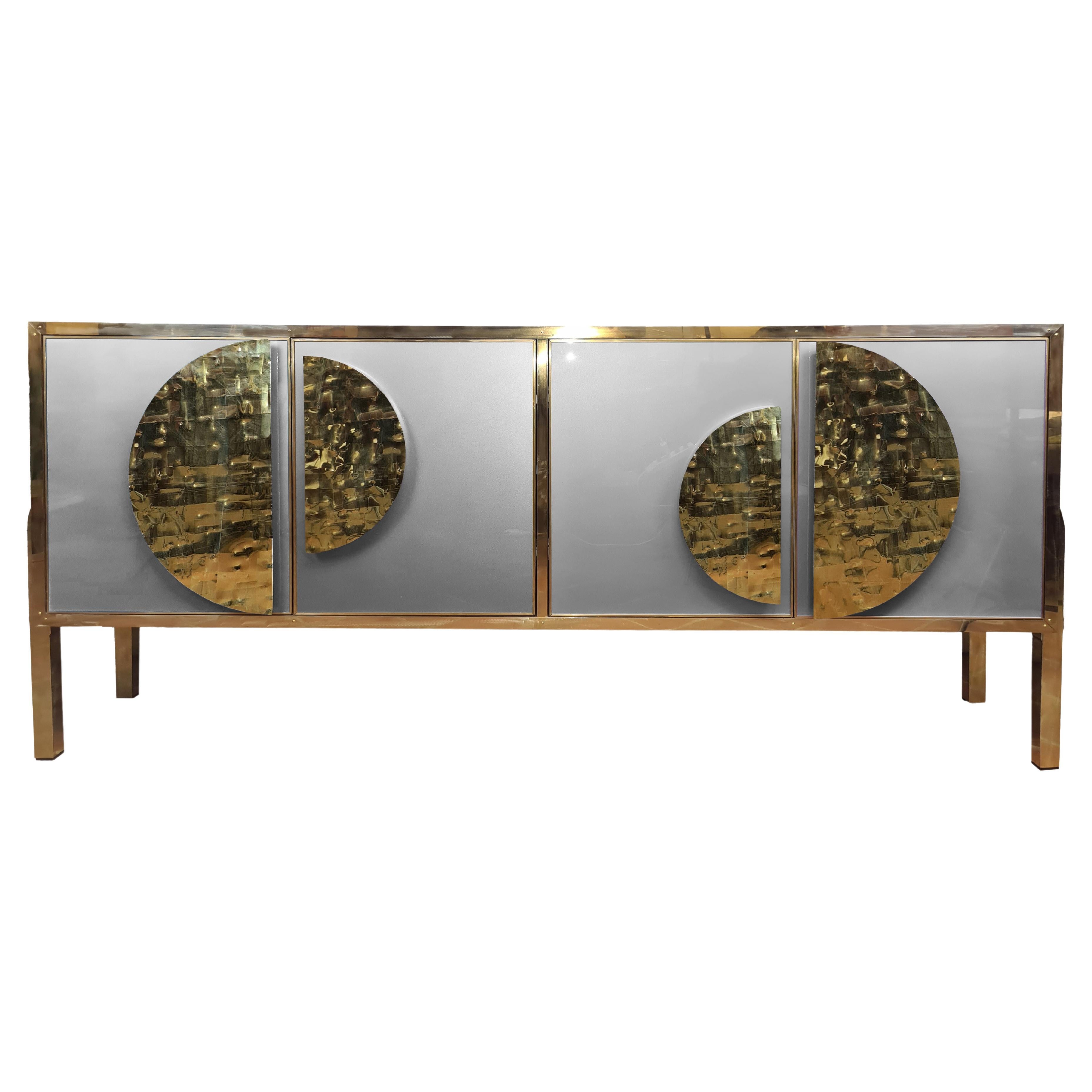 Credenza italiana con cristal de Murano gris, tiradores de latón y estructura de abedul