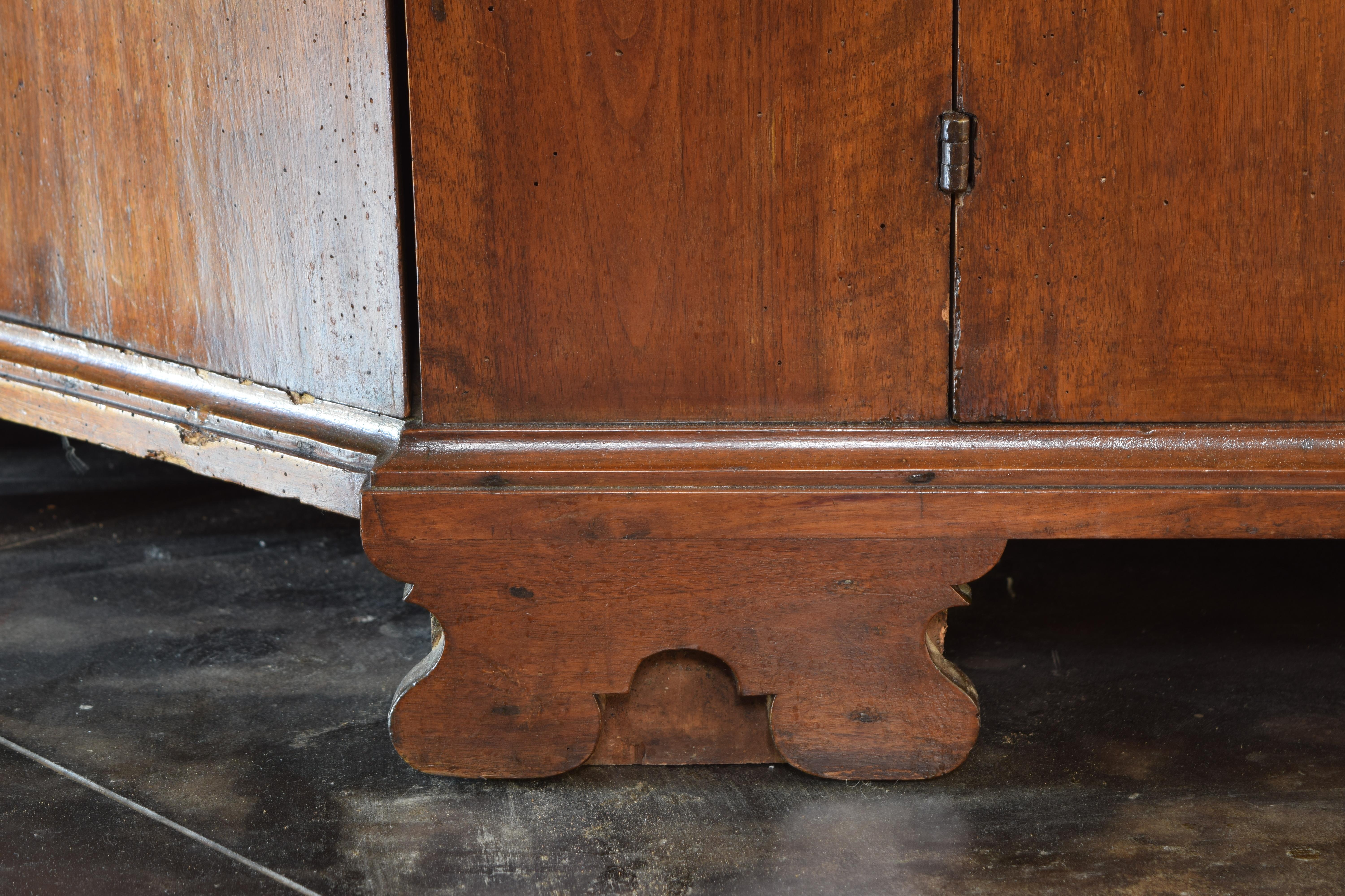Italian, Cremona, Light Walnut Scantonata Credenza, 2nd half 18th century For Sale 5