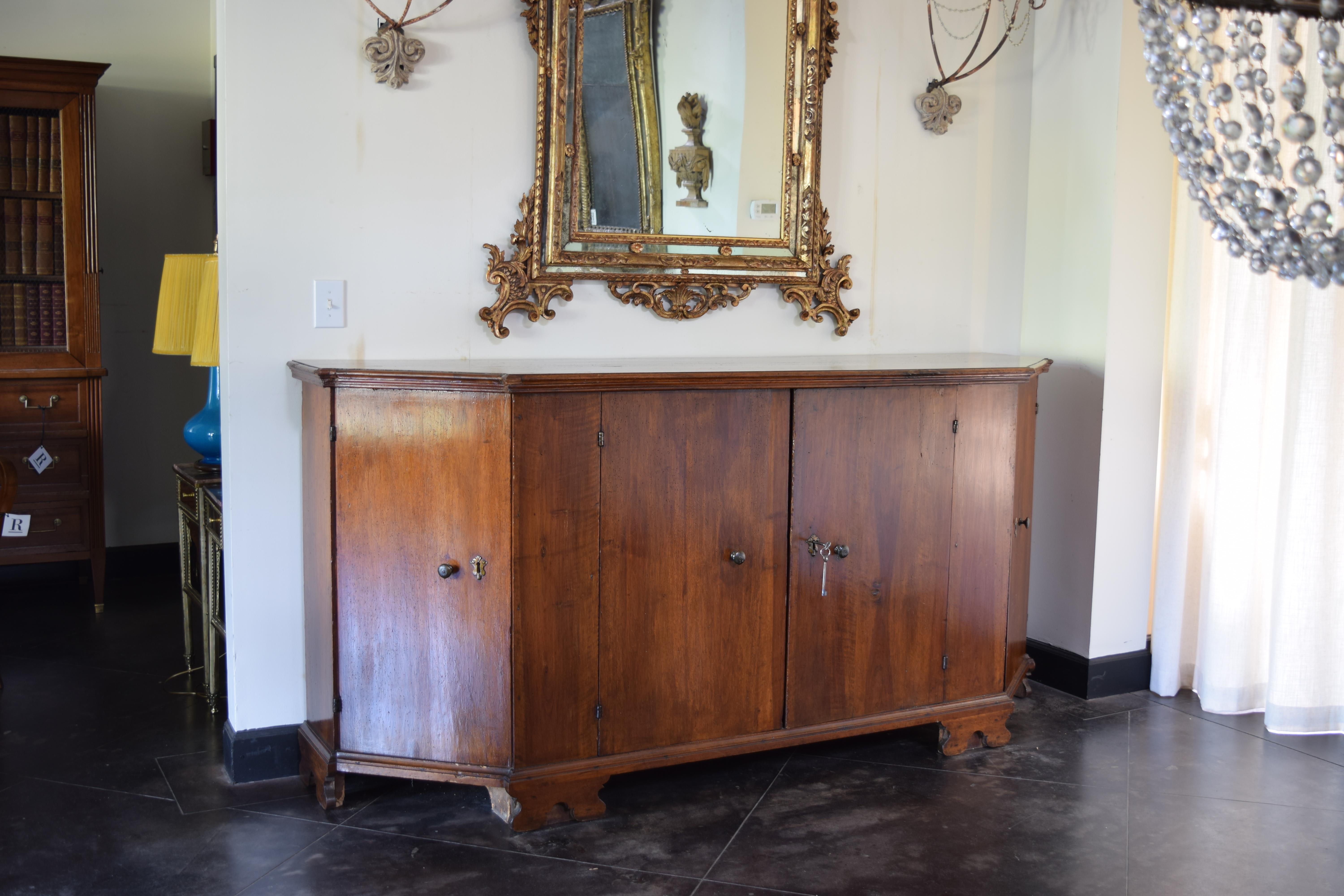 Italian, Cremona, Light Walnut Scantonata Credenza, 2nd half 18th century In Good Condition For Sale In Atlanta, GA