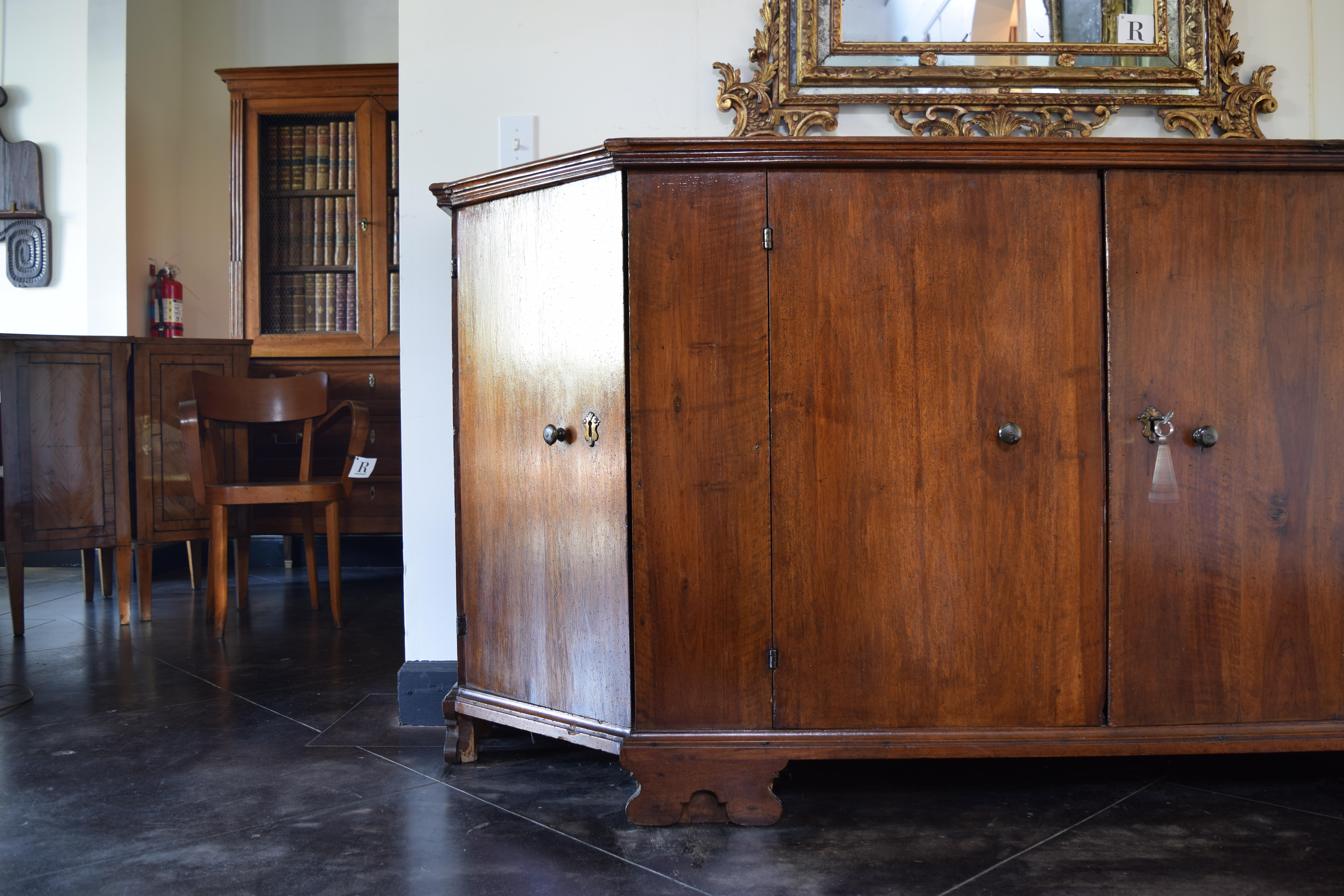 Italian, Cremona, Light Walnut Scantonata Credenza, 2nd half 18th century For Sale 3