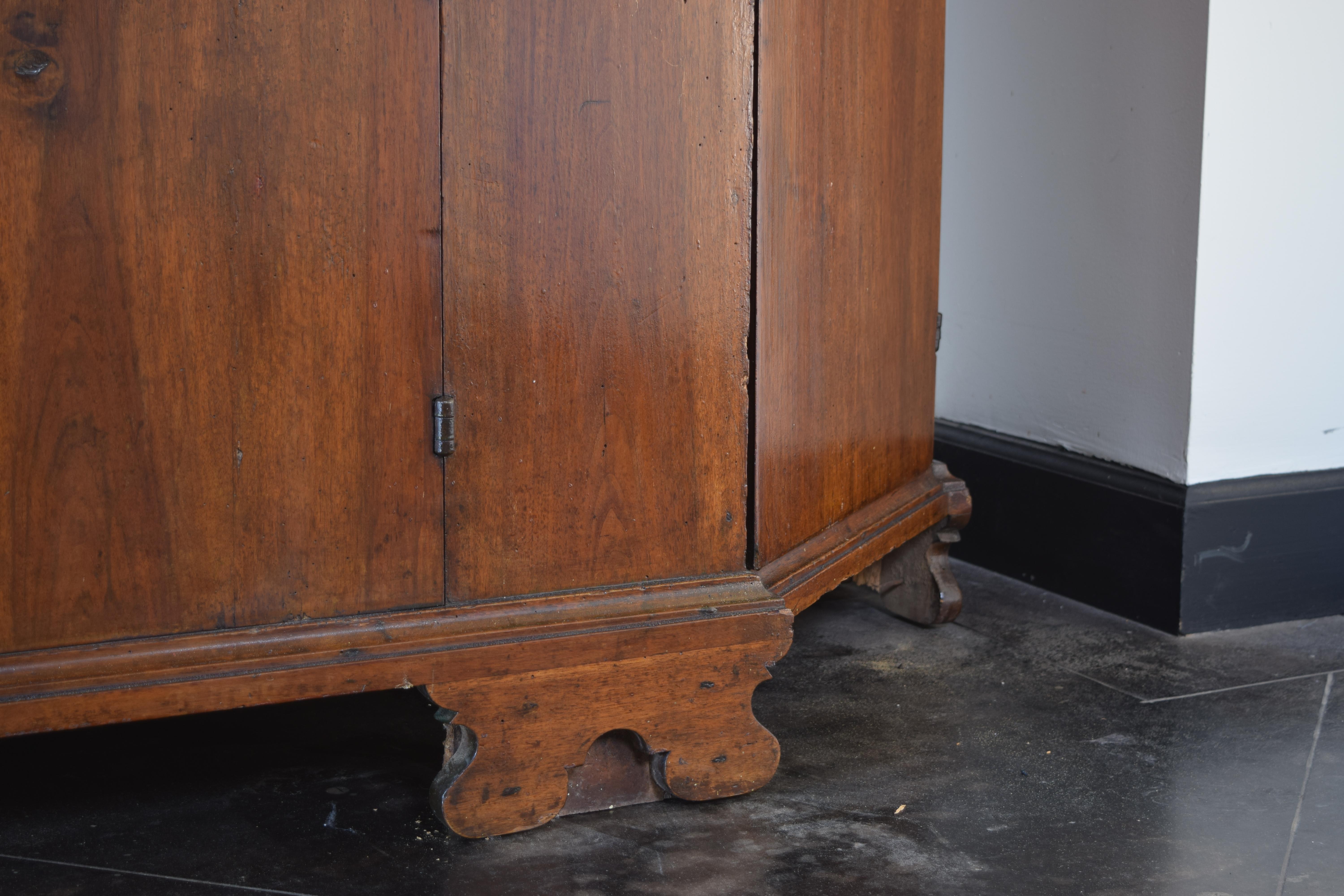 Italian, Cremona, Light Walnut Scantonata Credenza, 2nd half 18th century For Sale 4