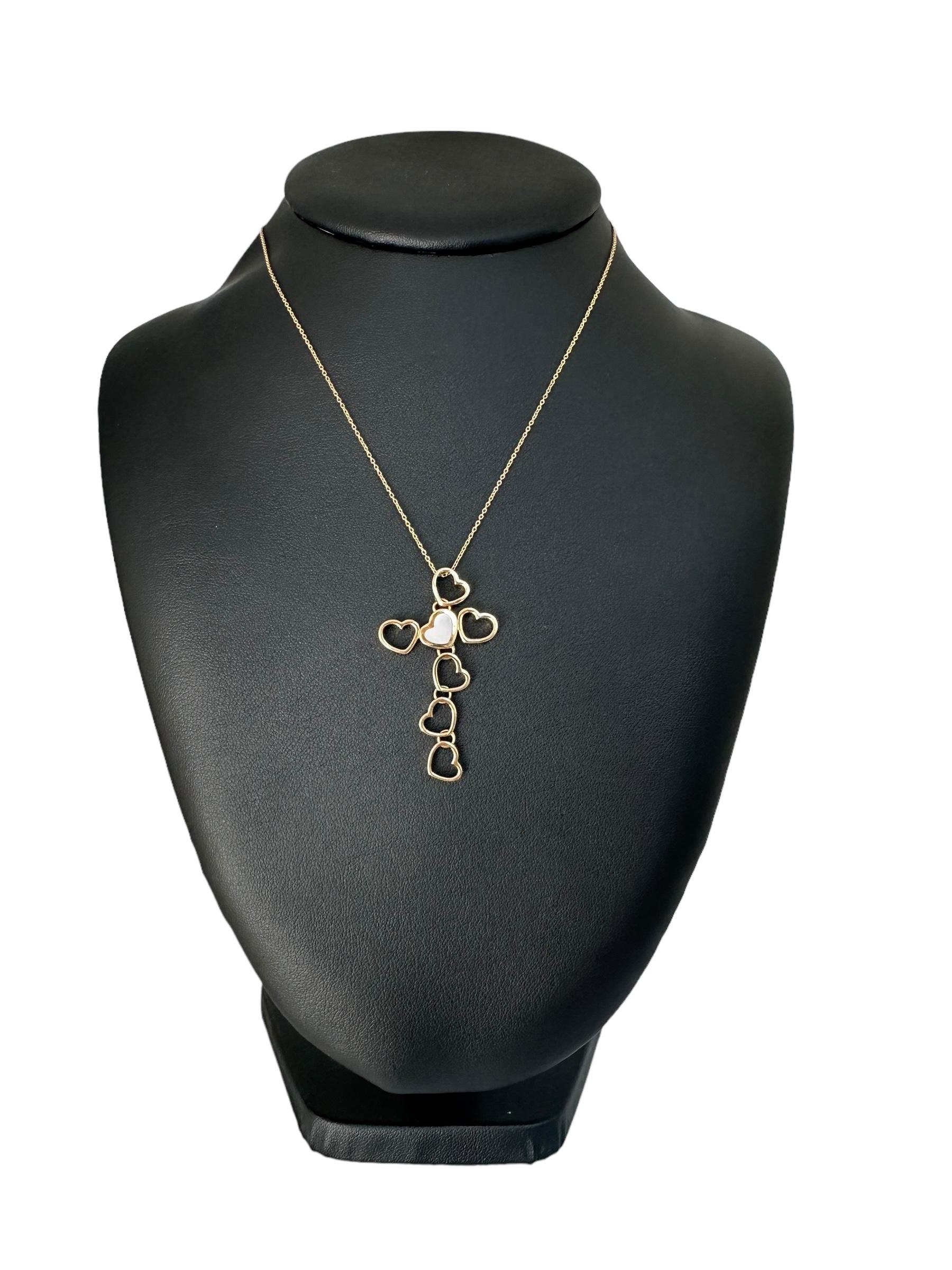 Este collar italiano Cruz de Corazones es una pieza de joyería encantadora y romántica que combina maravillosamente el simbolismo con un diseño elegante. Elaborado en lujoso oro amarillo de 18 quilates, el collar presenta una singular cruz formada