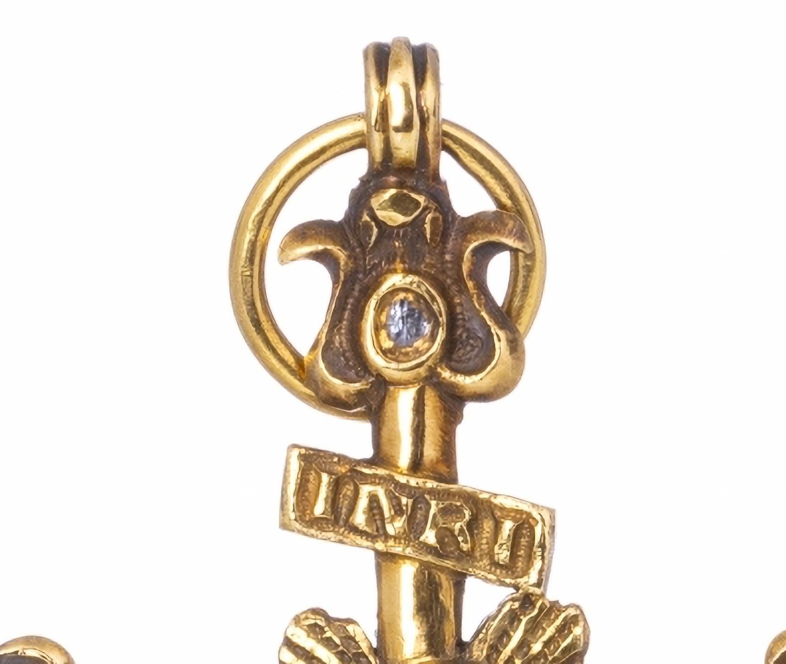 Colgante de cruz en oro y diamantes

siglo XVII
de oro cincelado, que representa a Nuestra Señora de la Concepción, decorada en el reverso con Jesucristo, tachonada de diamantes talla rosa. 
Signos de uso, desgaste.
Peso aproximado: 33,4