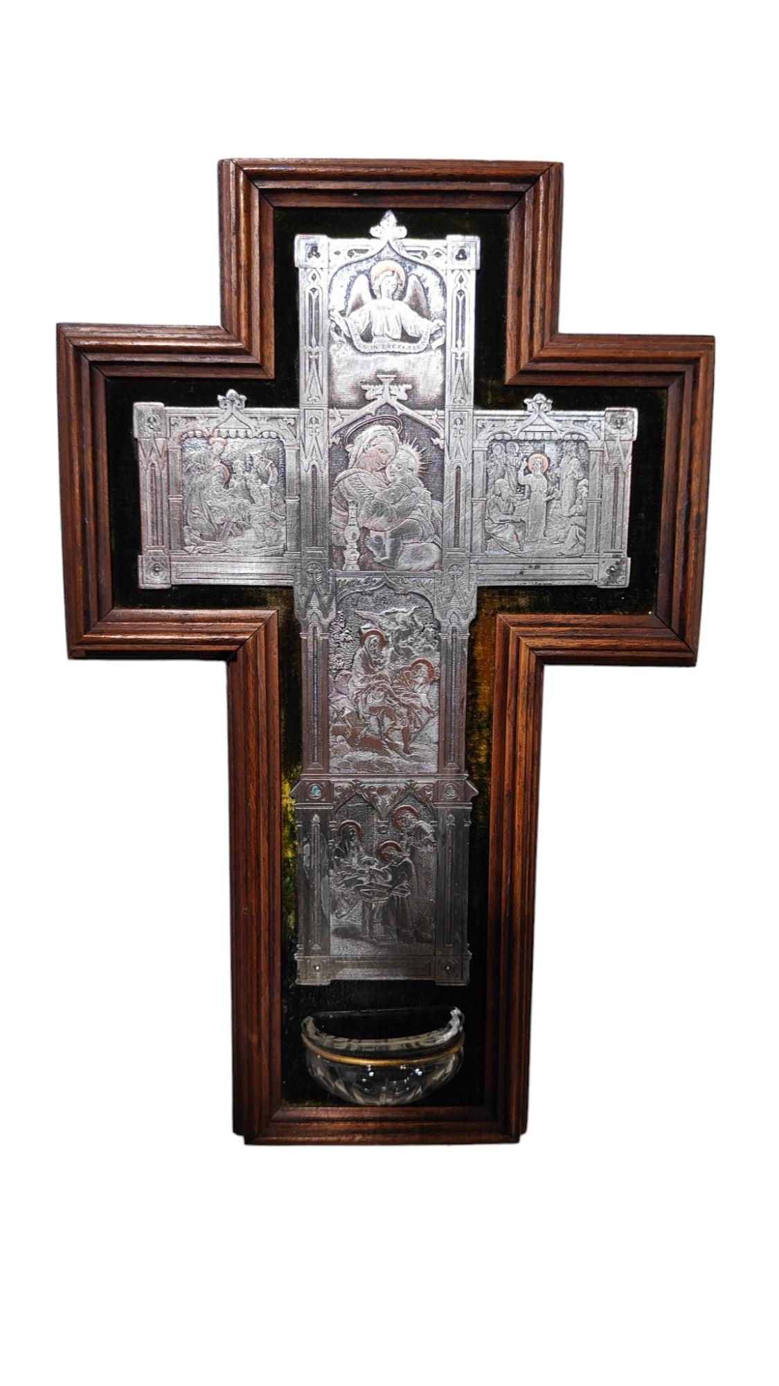 Italian Cross With Blessing Pot From The 19th Century
Beautiful 19th century Italian cross with a carved glass blessing jar. The cross has a wooden structure and the body is made of engraved and silvered copper. Dimensions: 26x17x4 cm