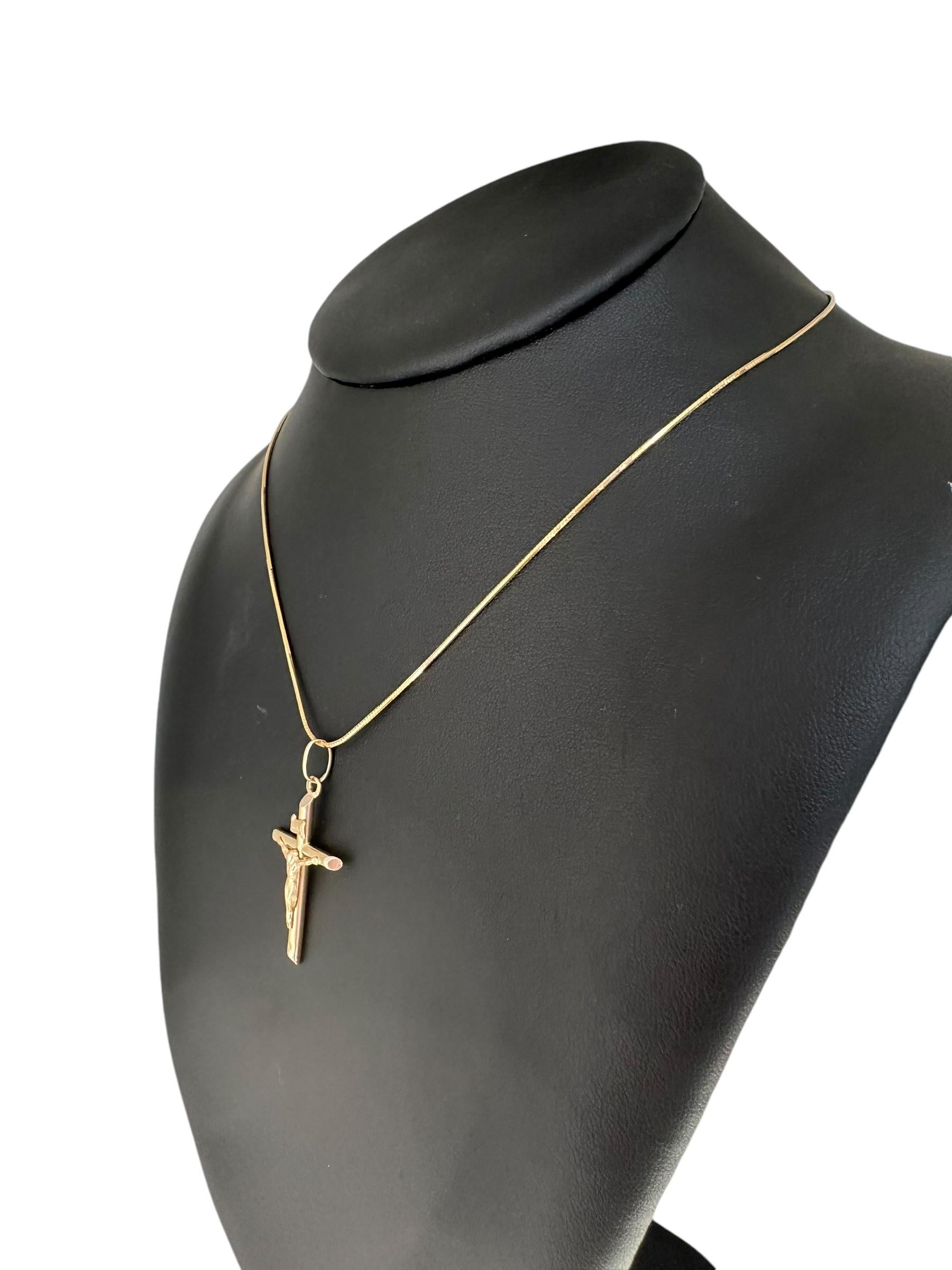 Moderne Crucifix italien en or jaune 18 carats en vente