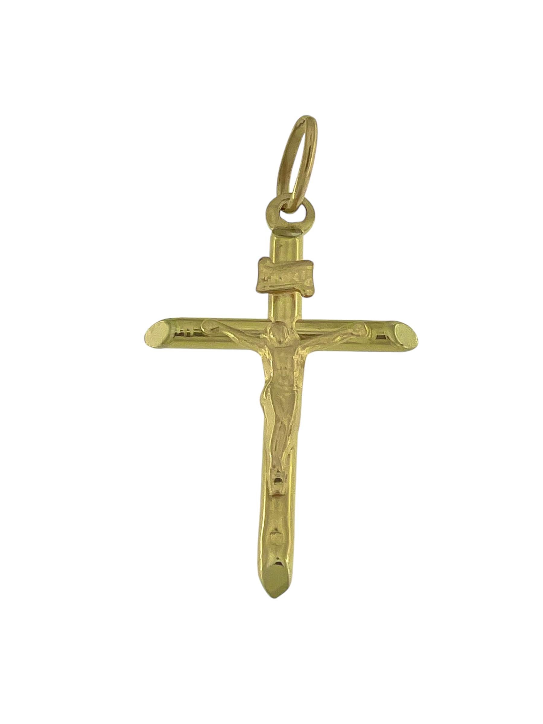 Crucifix italien en or jaune 18 carats Unisexe en vente