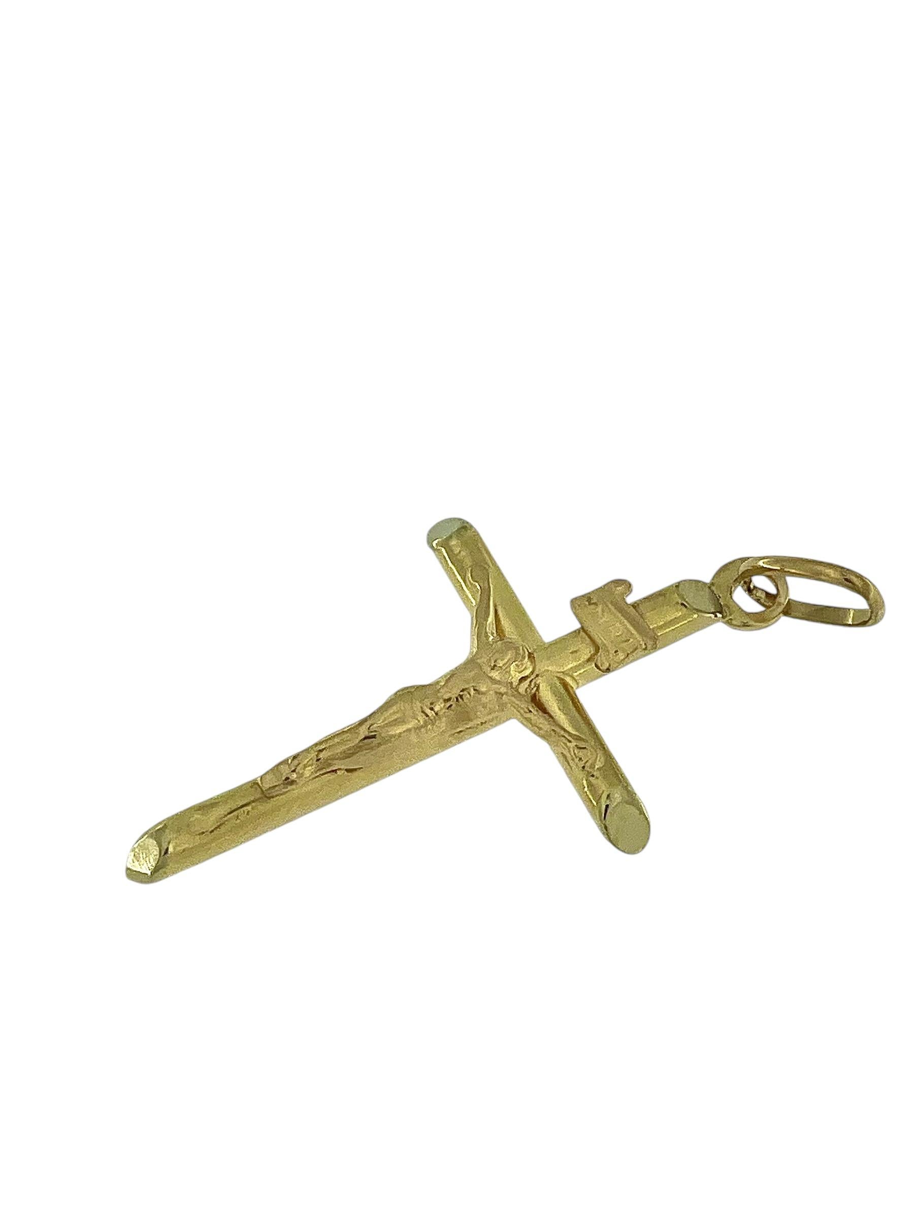 Crucifix italien en or jaune 18 carats en vente 1
