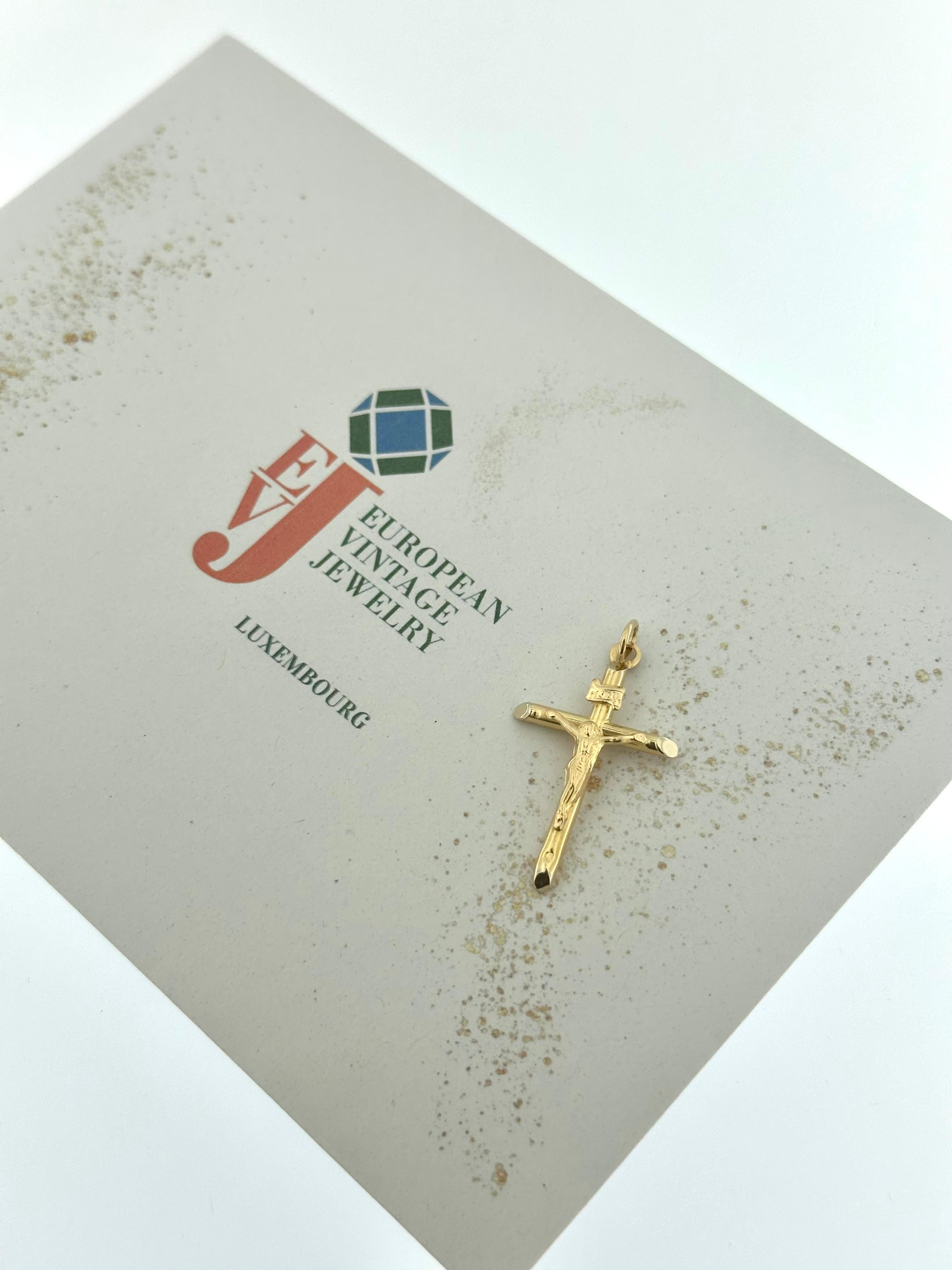 Crucifix italien en or jaune 18 carats en vente 3