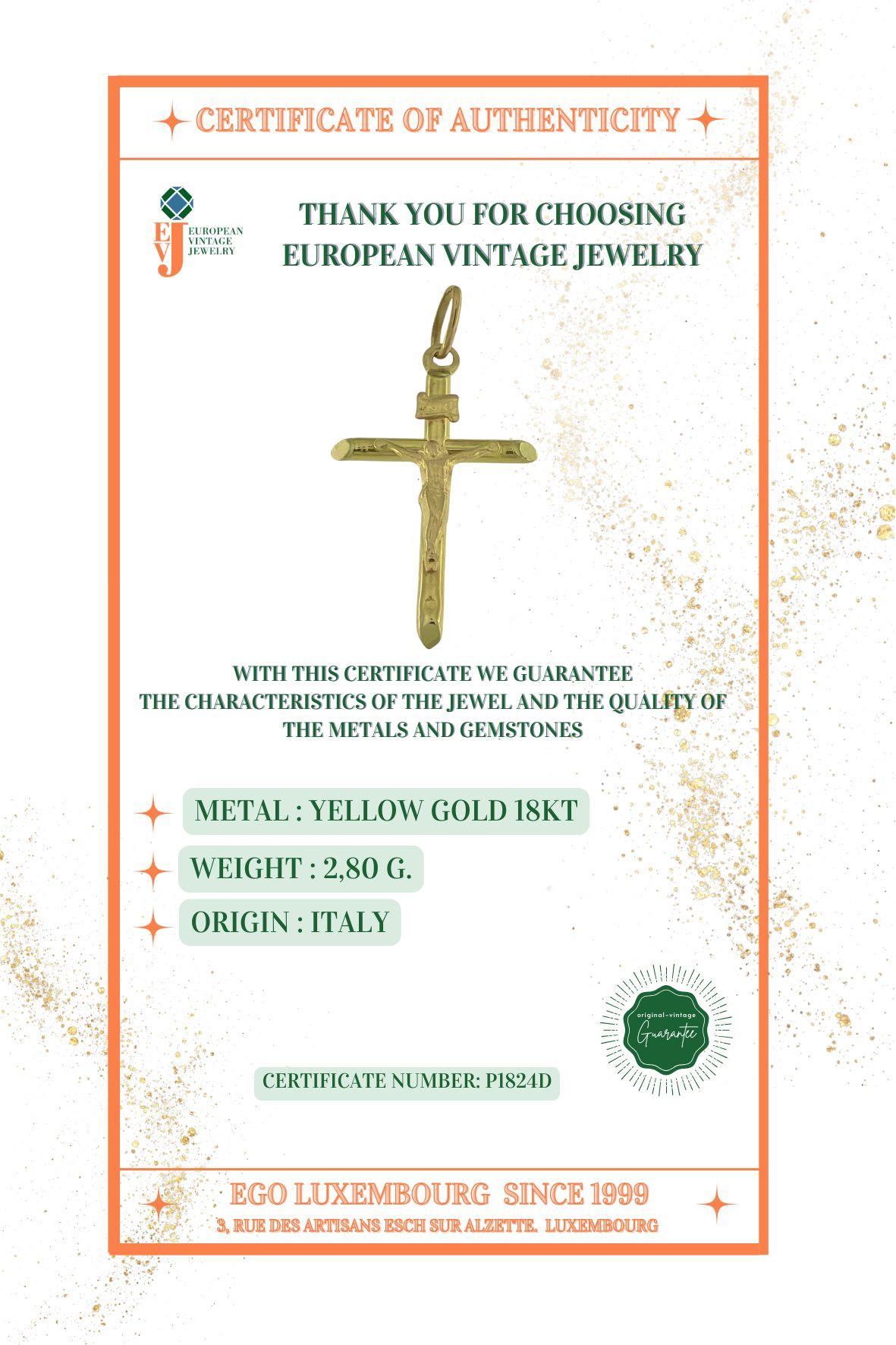 Crucifix italien en or jaune 18 carats en vente 4