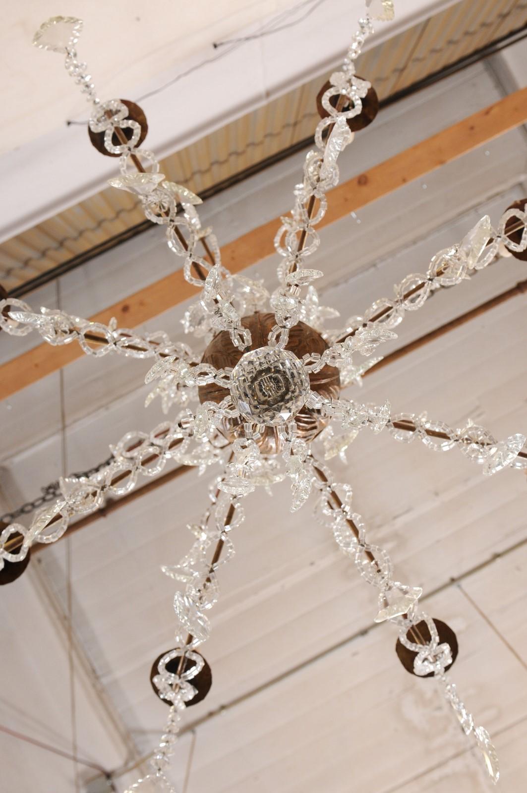 Lampadario italiano a 8 luci in cristallo con colonna centrale in legno intagliato, metà del XX secolo. in vendita 5