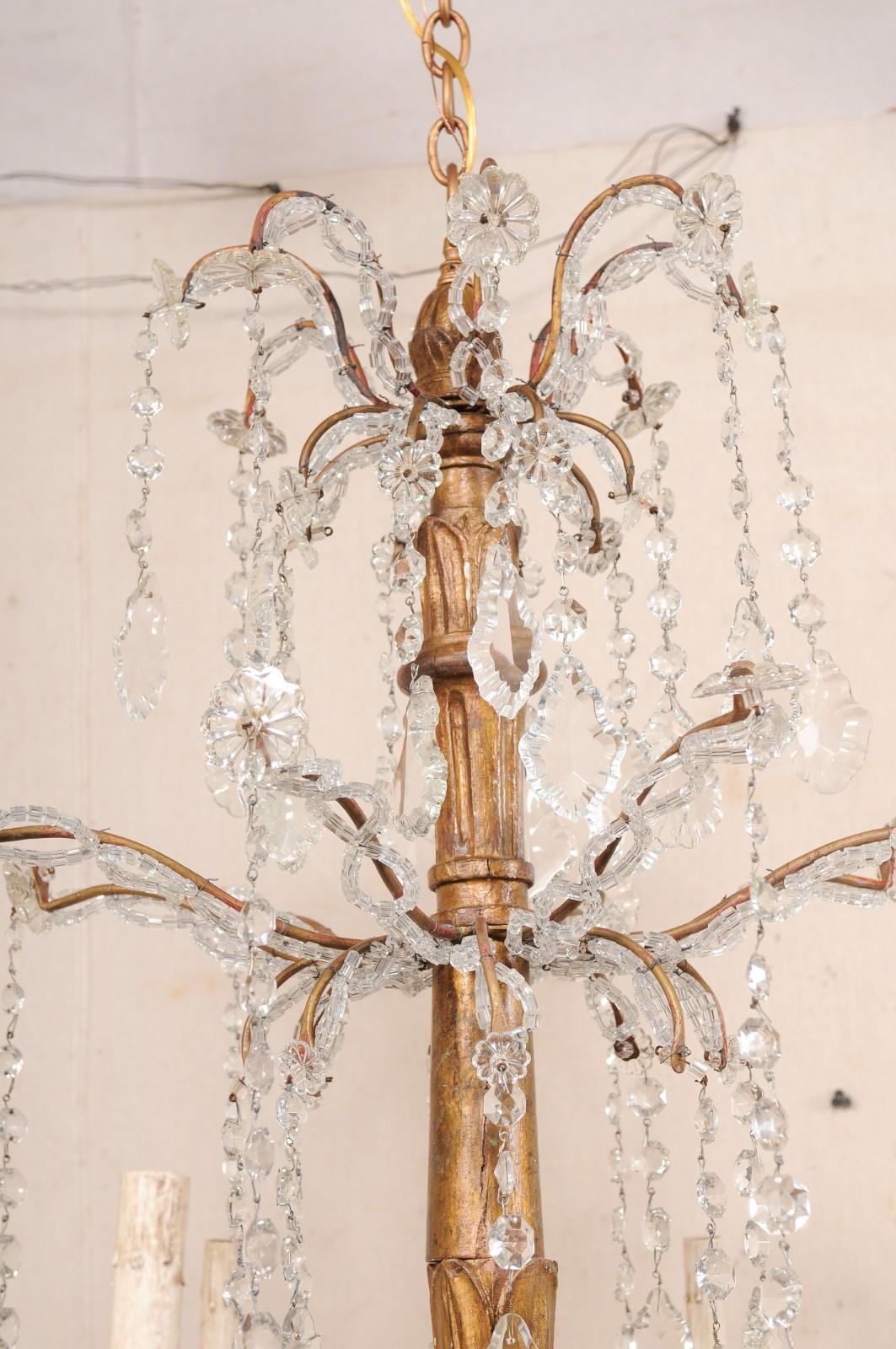 Lampadario italiano a 8 luci in cristallo con colonna centrale in legno intagliato, metà del XX secolo. in vendita 1