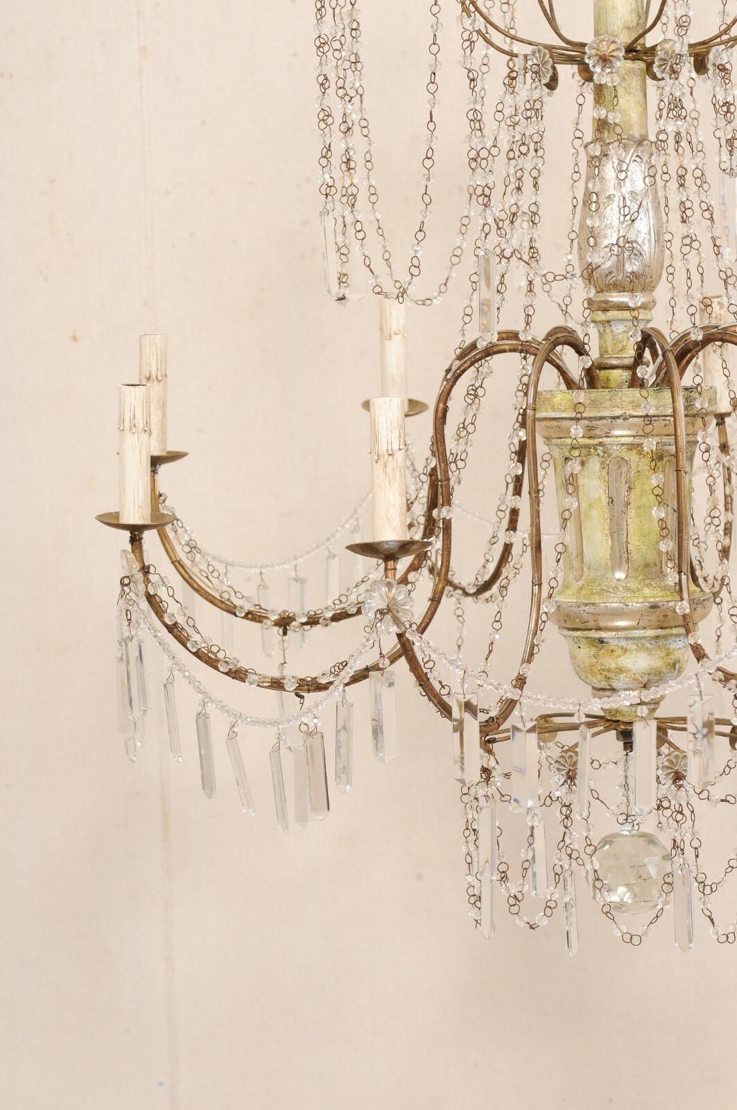 Italienischer 9-Licht-Kronleuchter aus Kristall mit geschnitzter und bemalter Holzsäule in der Mitte (20. Jahrhundert) im Angebot