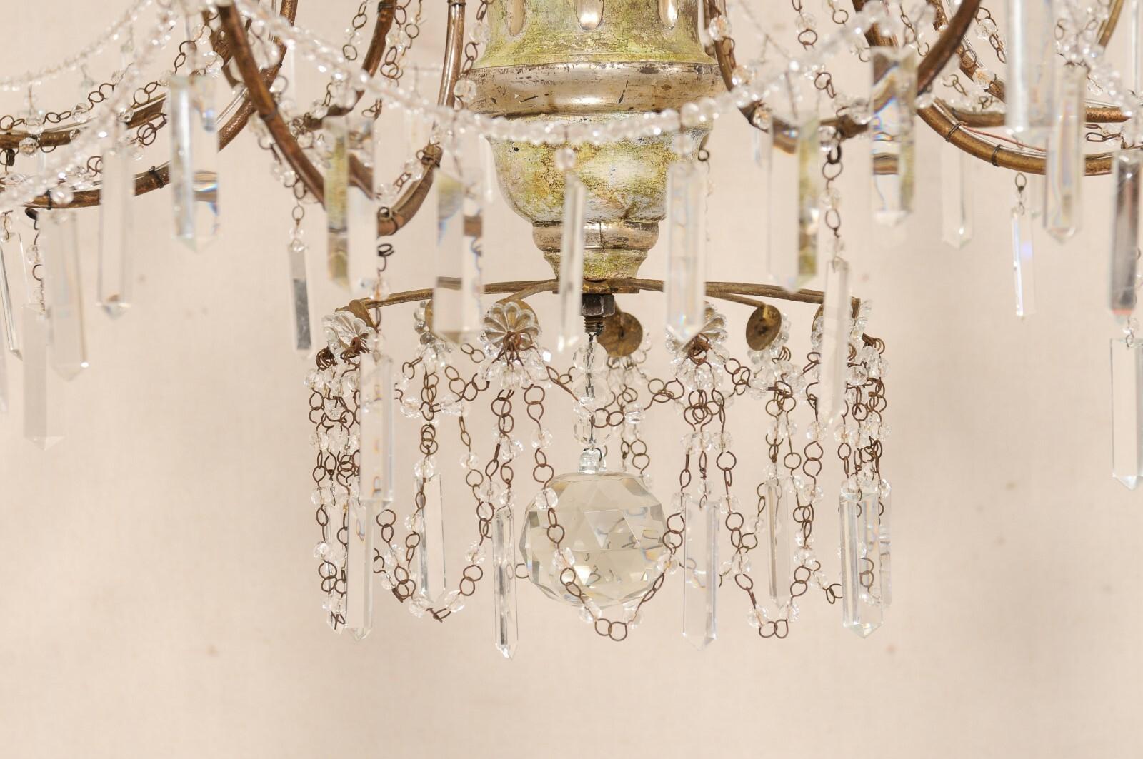 Italienischer 9-Licht-Kronleuchter aus Kristall mit geschnitzter und bemalter Holzsäule in der Mitte im Angebot 2