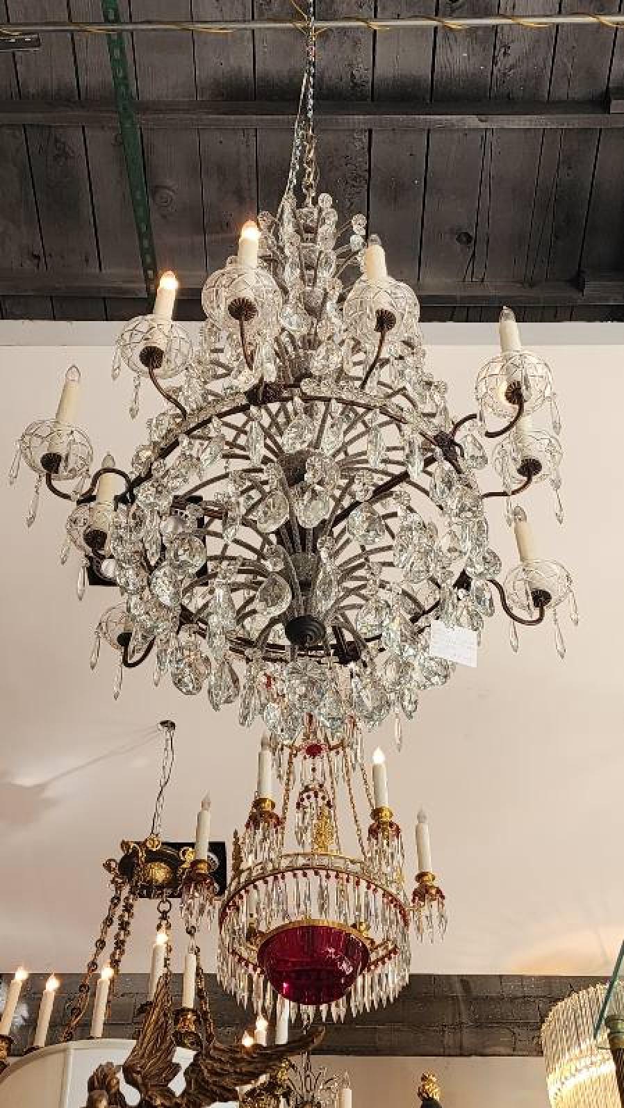 Questo annuncio presenta un lampadario di cristallo e perline. Probabilmente è nata in Italia nel XIX secolo. 
