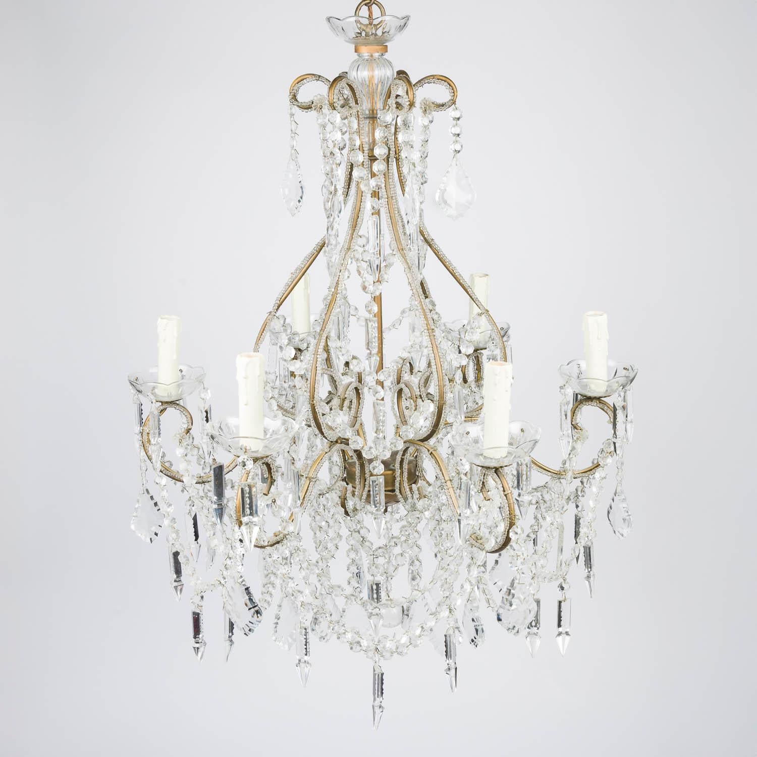 Lustre cage à six lumières en cristal et perlage.

Hauteur avec la chaîne et la rose : 31 pouces. (79 cm).

Hauteur avec la chaîne et la rose : 52 pouces. (130 cm).

La chaîne peut être raccourcie selon les besoins. 

Pour des chaînes plus longues,