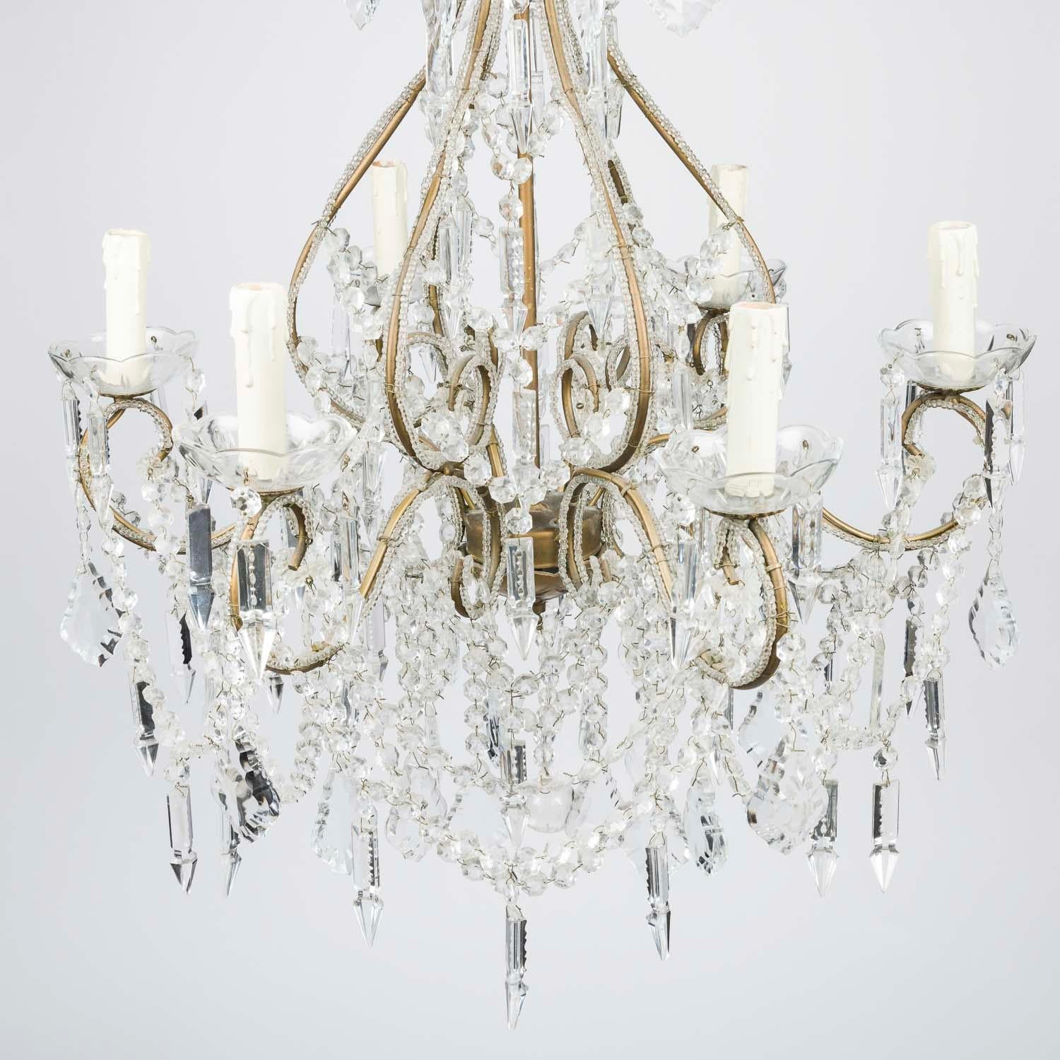 Doré Lustre à 6 lumières en cristal italien et perlage en vente