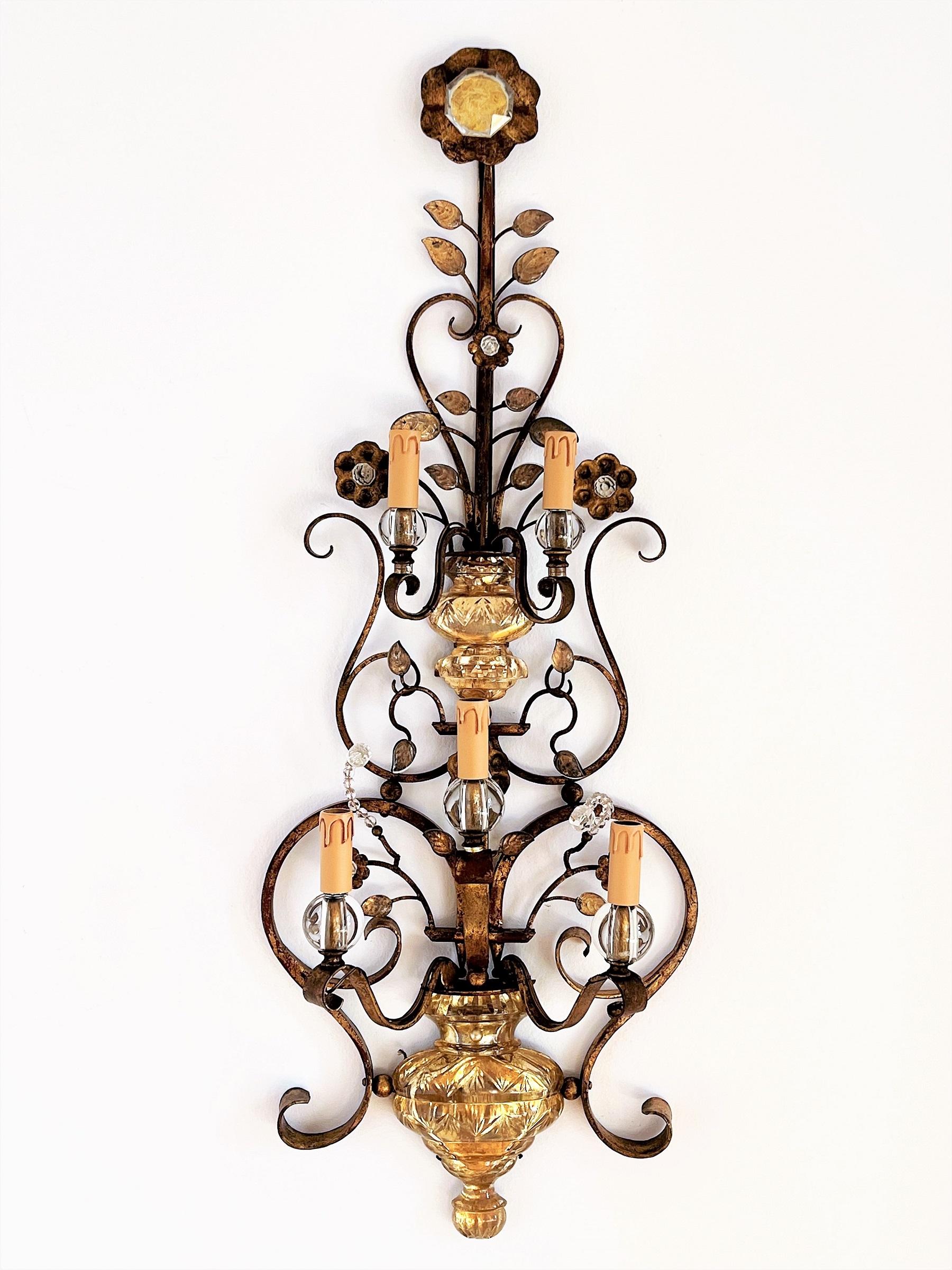 Italian Midcentury Large Wall Sconces in Glass and Gilt Iron by Banci Firenze In Good Condition For Sale In Morazzone, Varese