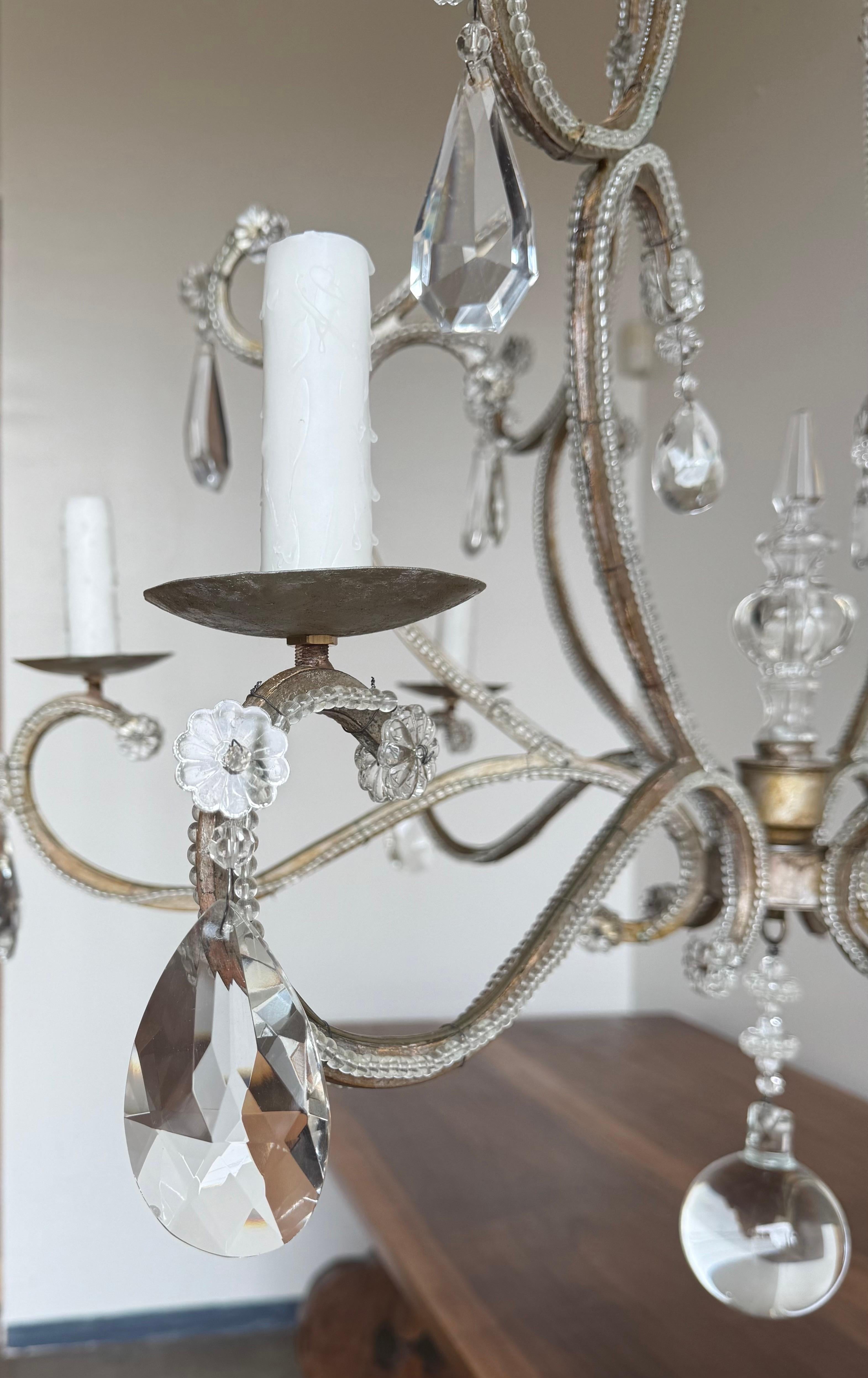 Lampadario di cristallo italiano con perline, metà del XX secolo In condizioni ottime in vendita a Los Angeles, CA