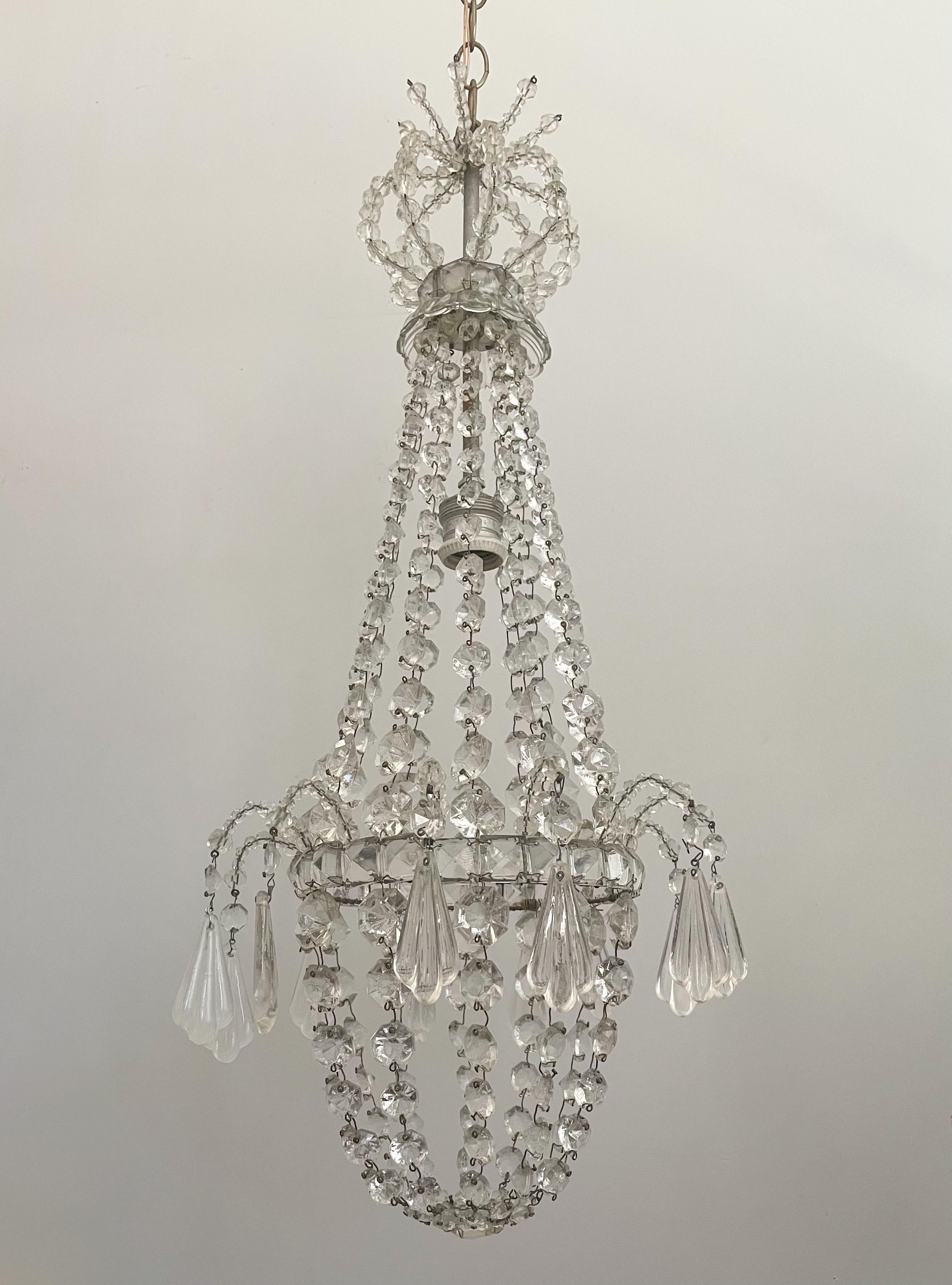 Louis XVI Lustre à suspension italien en perles de cristal en vente