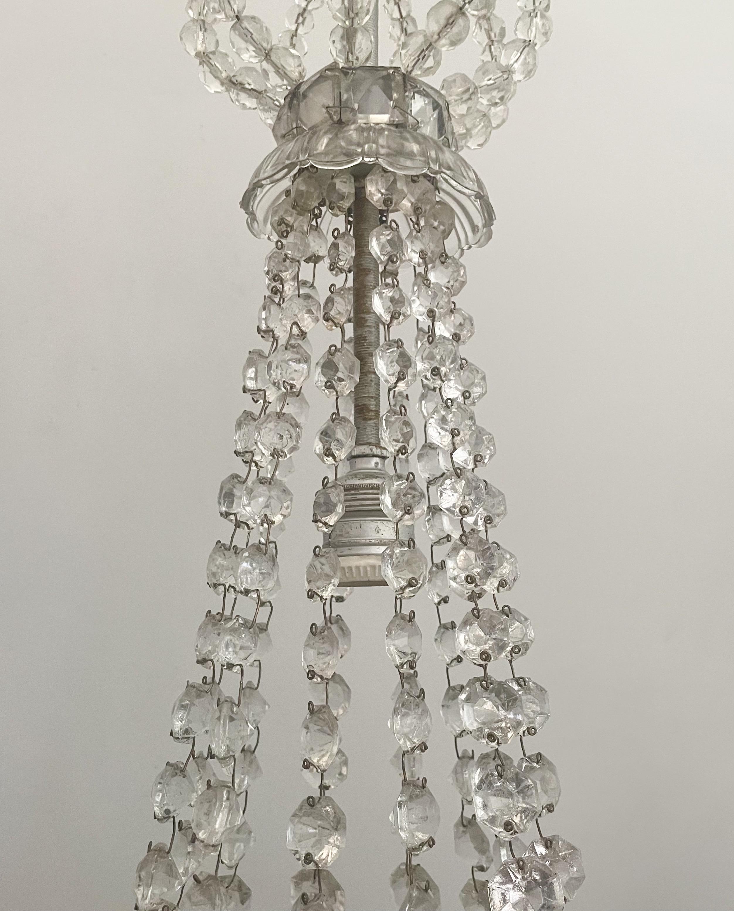 Milieu du XXe siècle Lustre à suspension italien en perles de cristal en vente