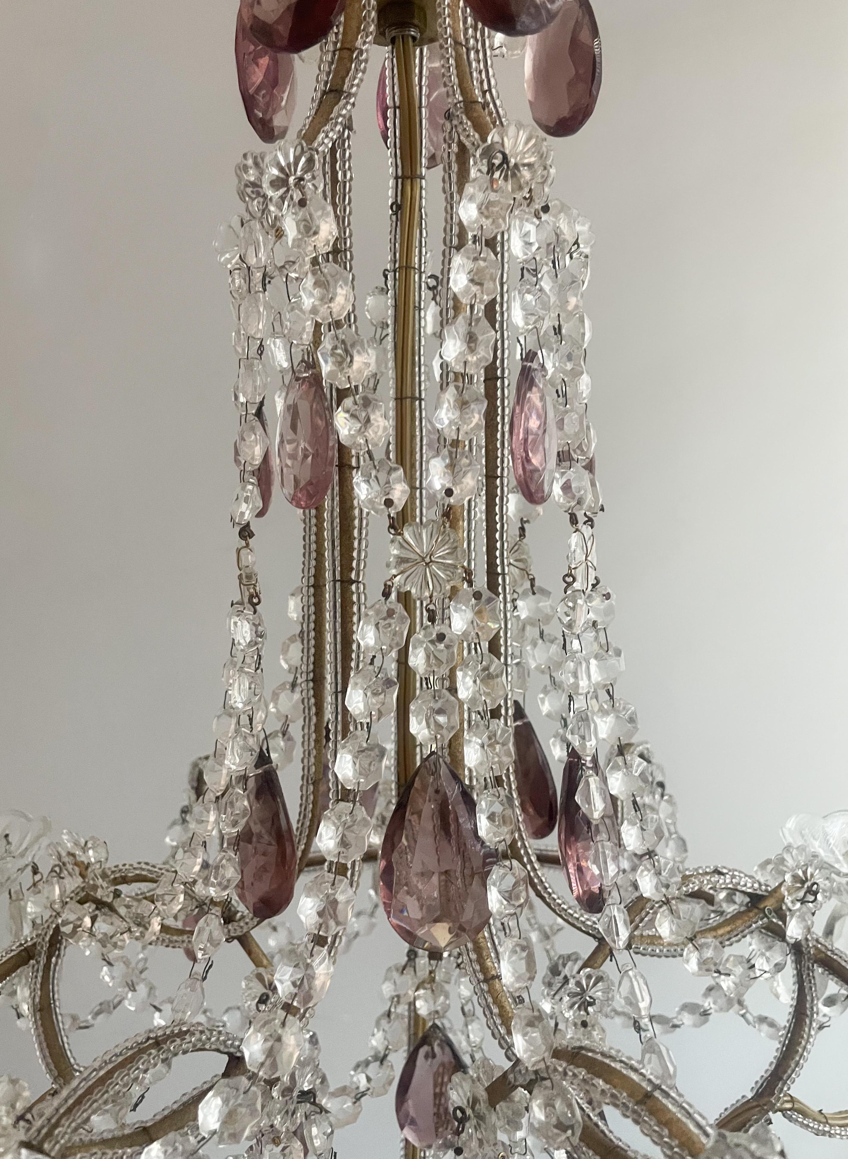 Italienischer Kristallperlen-Kronleuchter mit Amethyst-Glasprismen (Mitte des 20. Jahrhunderts) im Angebot